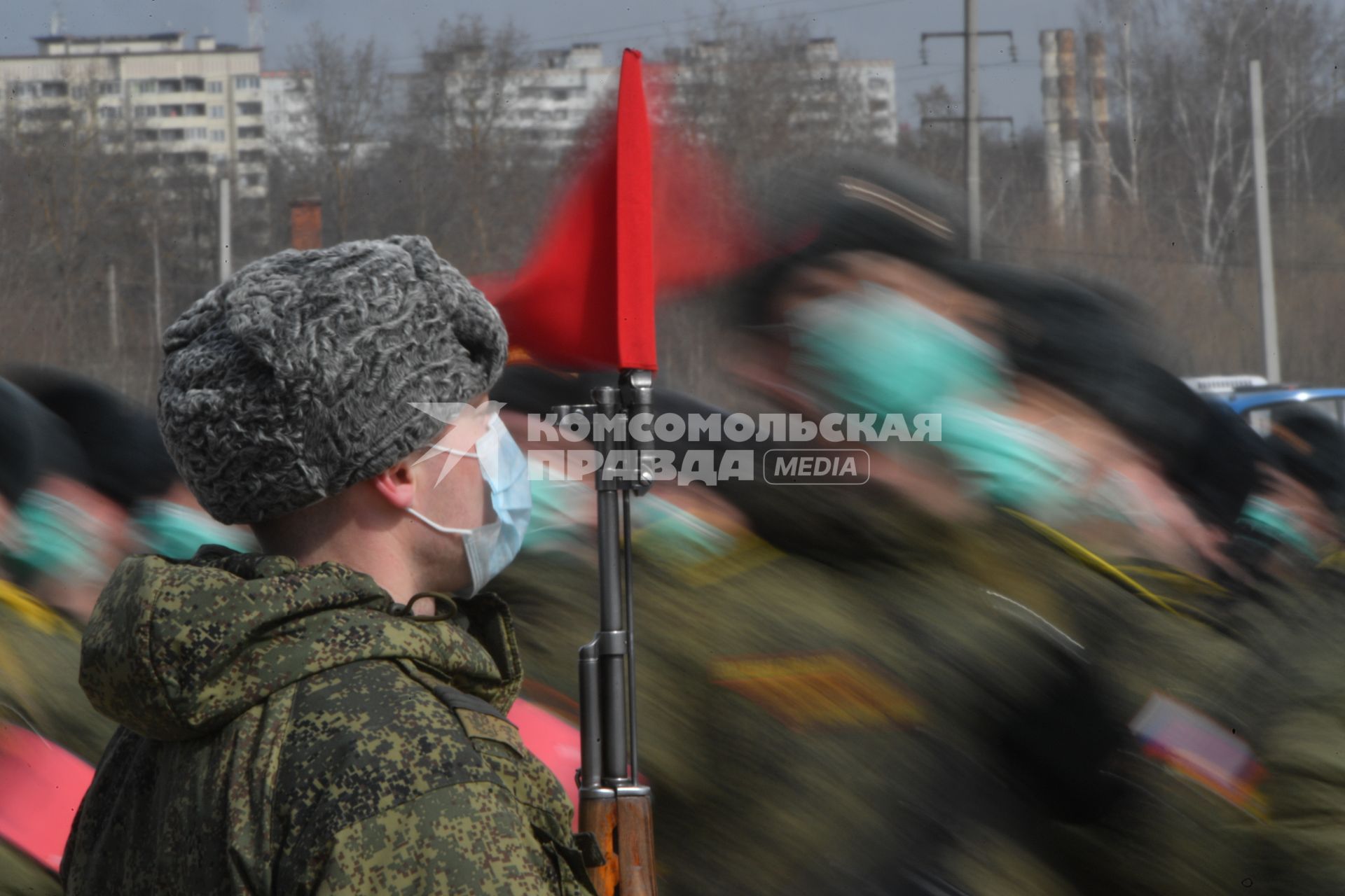 Алабино. Военнослужащие во время первой совместной репетиции пеших расчетов, механизированных колонн и авиации на полигоне Алабино, приуроченной к участию в параде Победы 9 мая.