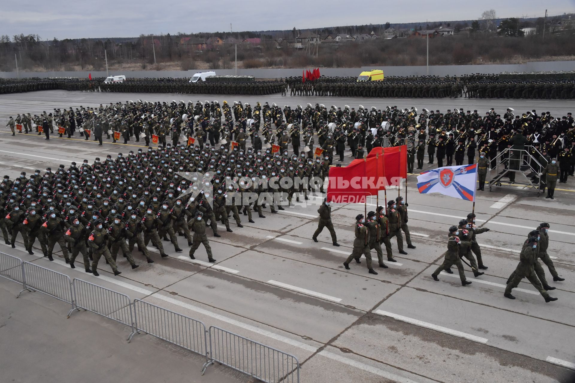 Алабино.  Военнослужащие во время первой совместной репетиции пеших расчетов, механизированных колонн и авиации на полигоне Алабино, приуроченной к участию в параде Победы 9 мая.