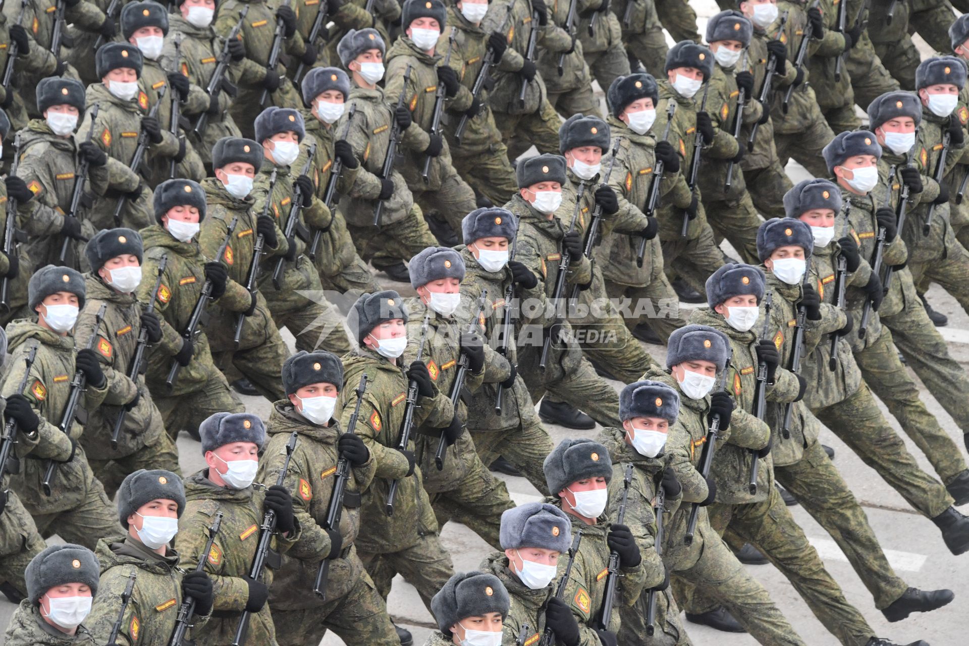 Алабино.  Военнослужащие во время первой совместной репетиции пеших расчетов, механизированных колонн и авиации на полигоне Алабино, приуроченной к участию в параде Победы 9 мая.