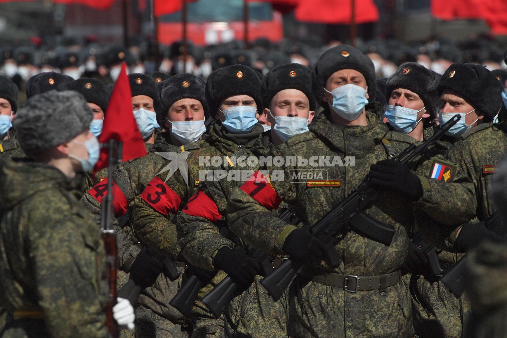 Алабино. Военнослужащие во время первой совместной репетиции пеших расчетов, механизированных колонн и авиации на полигоне Алабино, приуроченной к участию в параде Победы 9 мая.