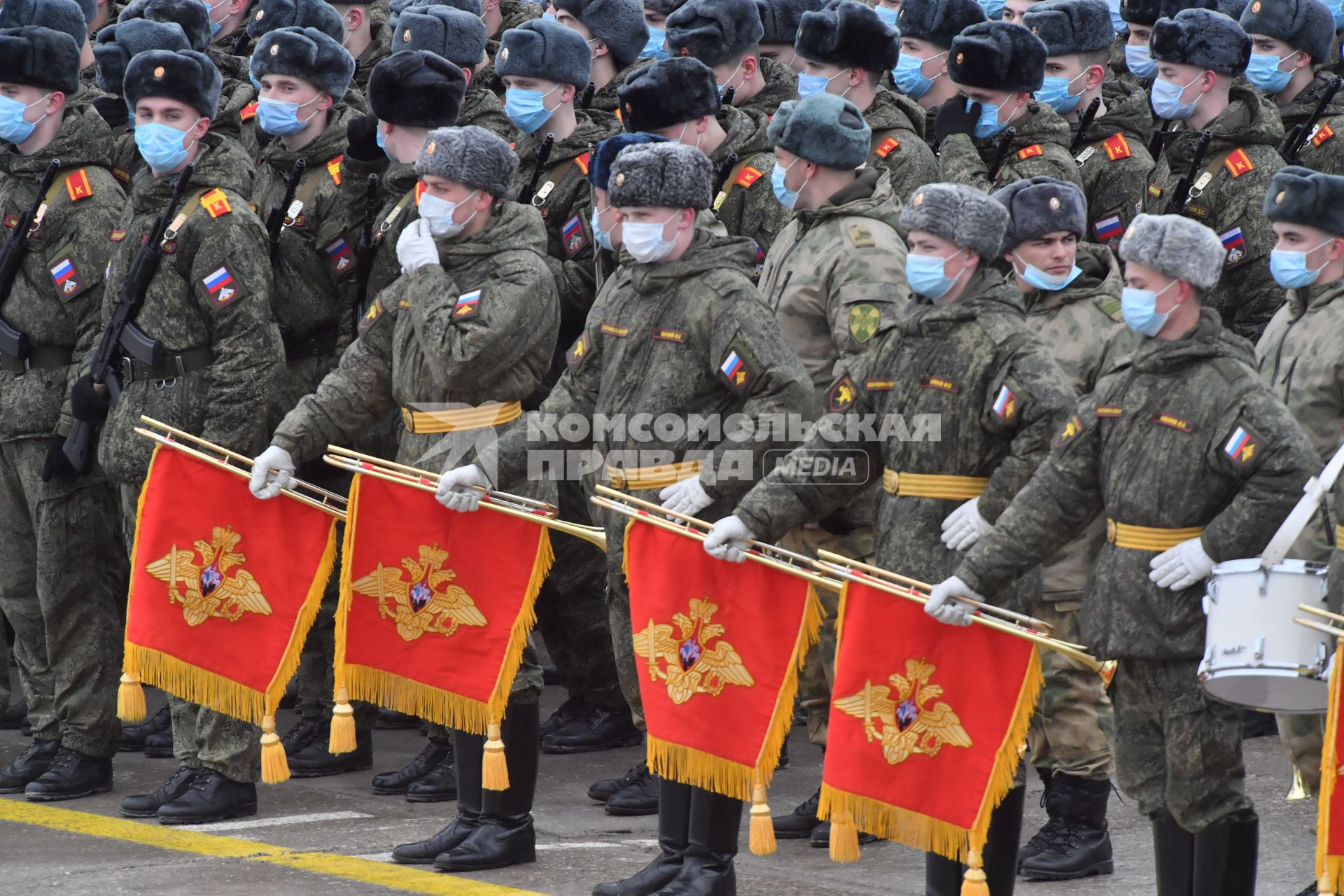 Алабино.  Военнослужащие во время первой совместной репетиции пеших расчетов, механизированных колонн и авиации на полигоне Алабино, приуроченной к участию в параде Победы 9 мая.