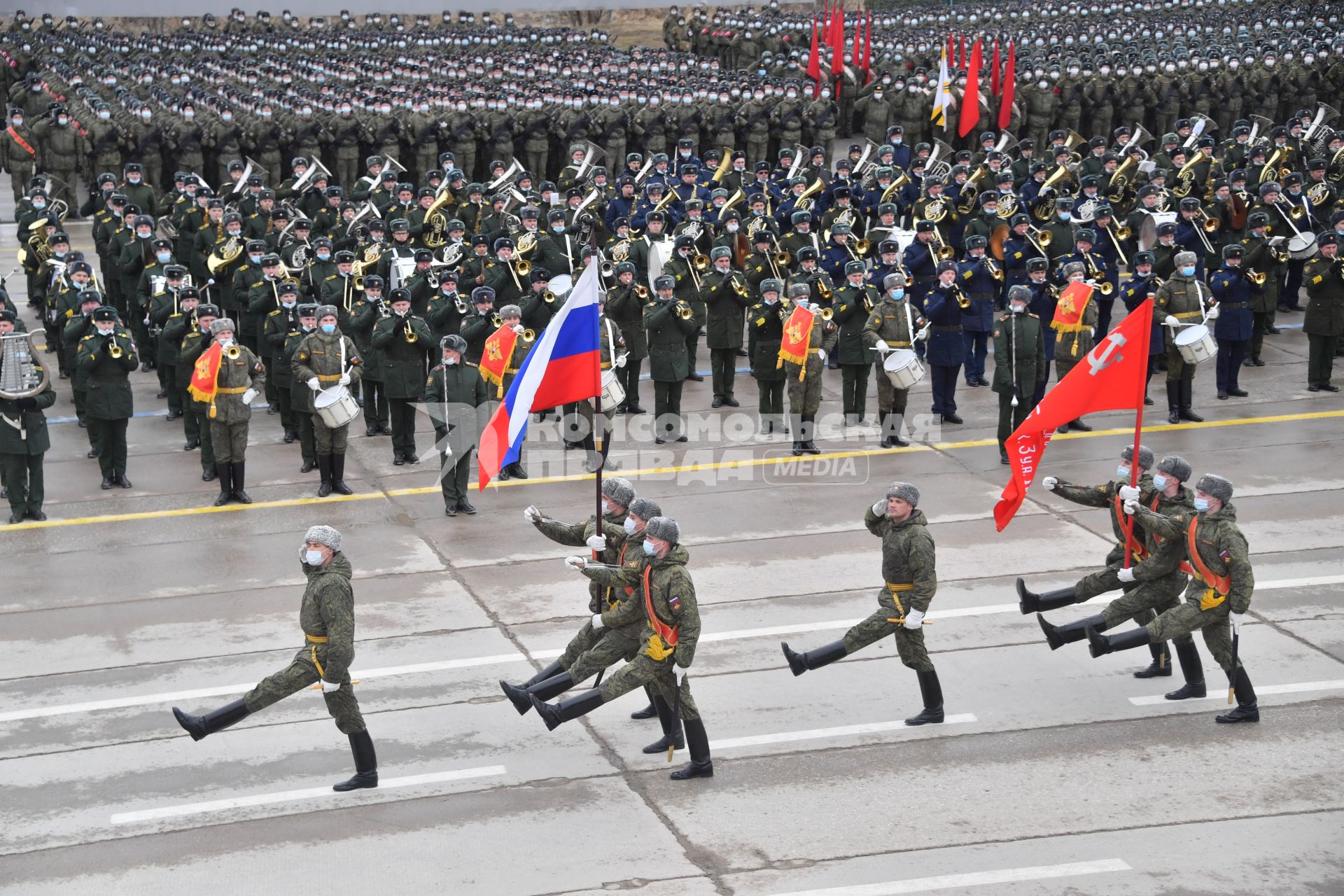 Алабино.  Военнослужащие во время первой совместной репетиции пеших расчетов, механизированных колонн и авиации на полигоне Алабино, приуроченной к участию в параде Победы 9 мая.