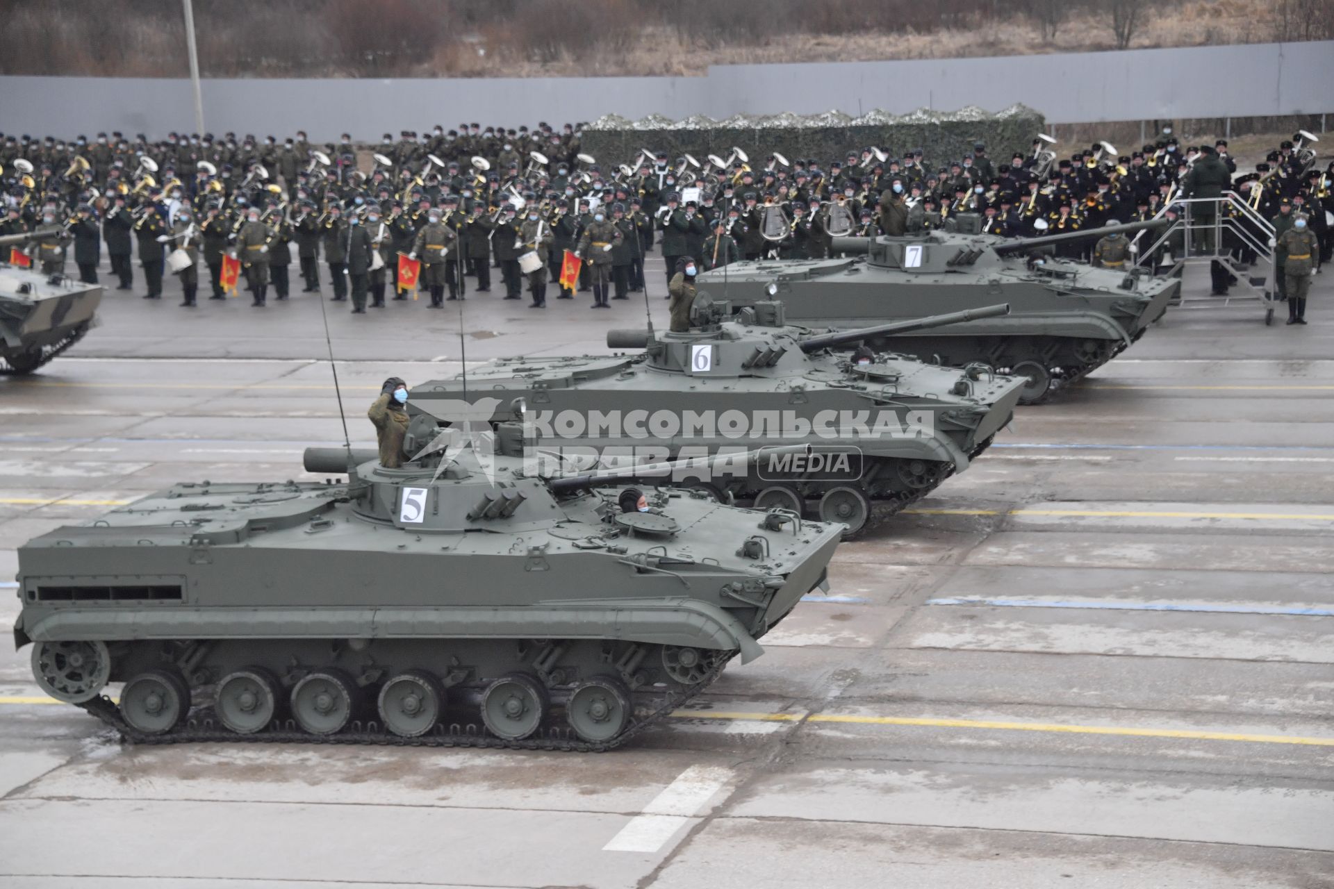 Алабино.  Военная техника во время первой совместной репетиции пеших расчетов, механизированных колонн и авиации на полигоне Алабино, приуроченной к участию в параде Победы 9 мая.