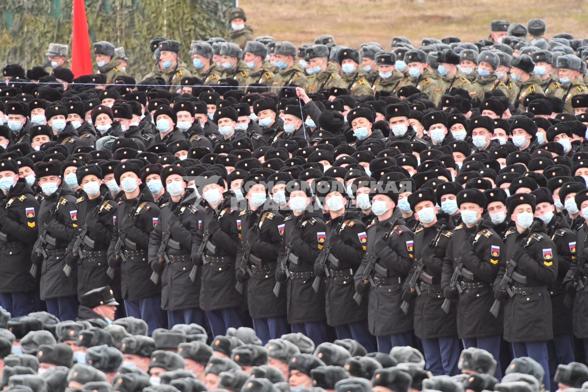 Алабино.  Военнослужащие во время первой совместной репетиции пеших расчетов, механизированных колонн и авиации на полигоне Алабино, приуроченной к участию в параде Победы 9 мая.