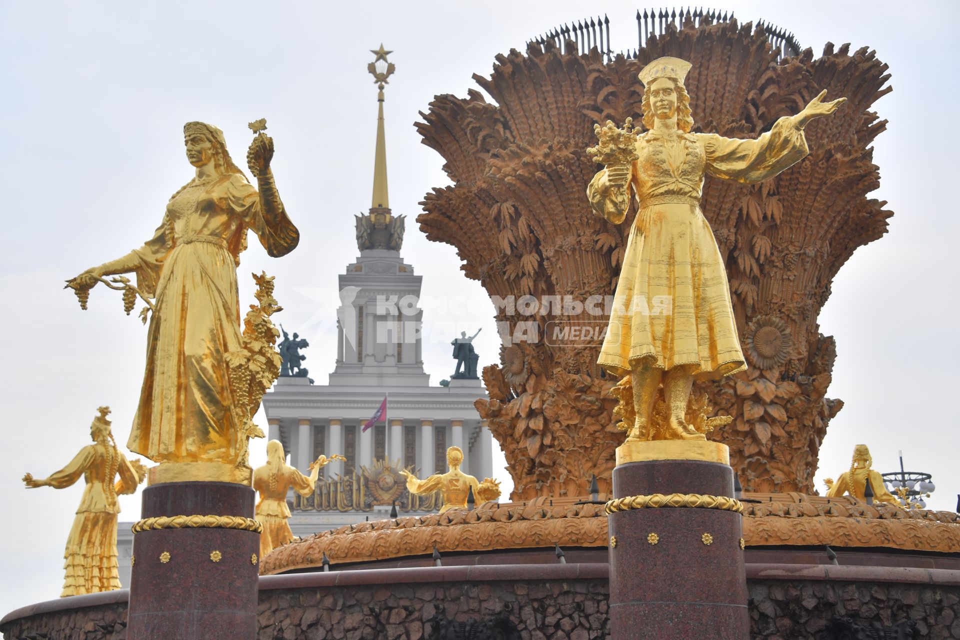 Москва.  Скульптуры фонтана `Дружба народов` на ВДНХ.