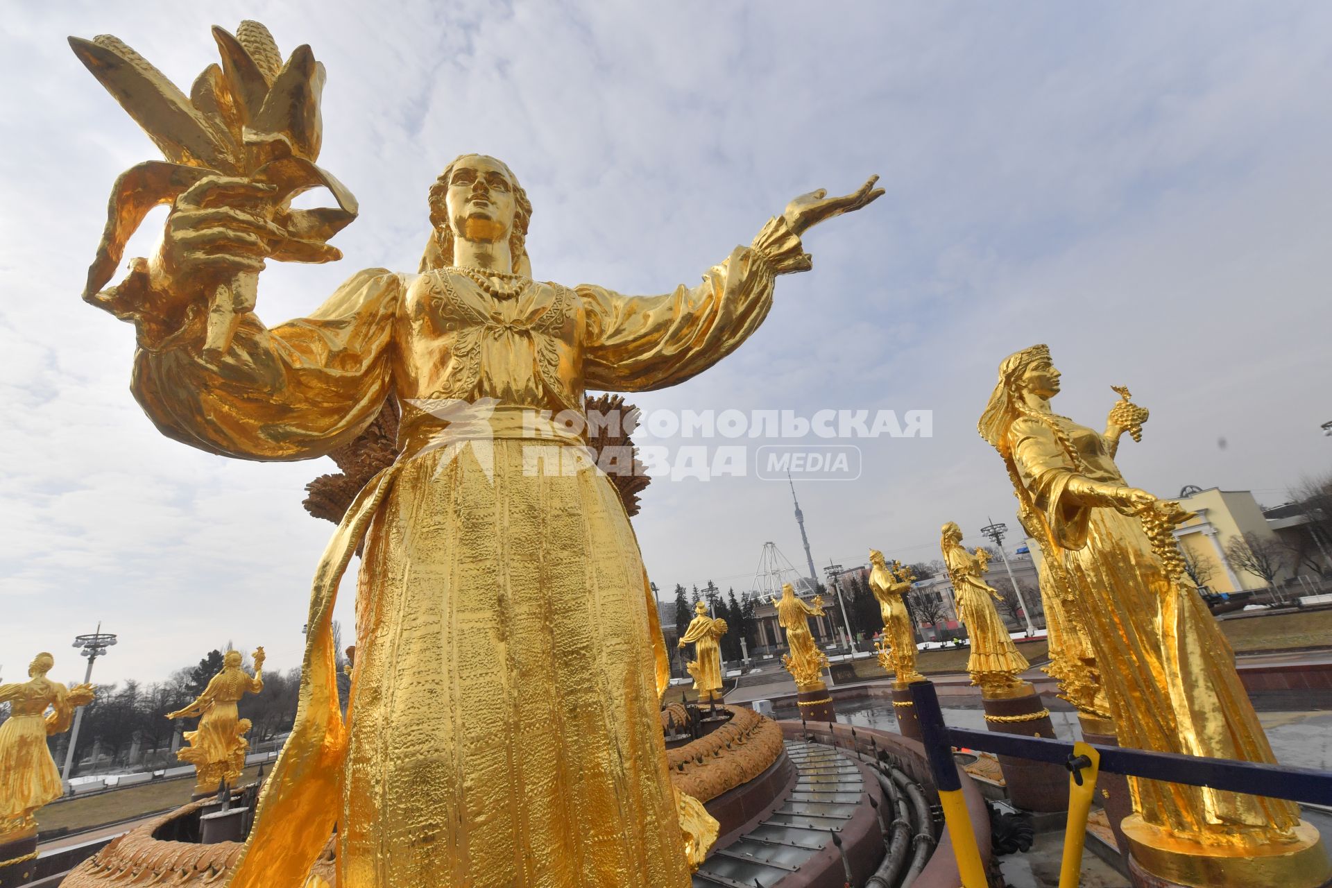 Москва.  Скульптуры фонтана `Дружба народов` на ВДНХ.