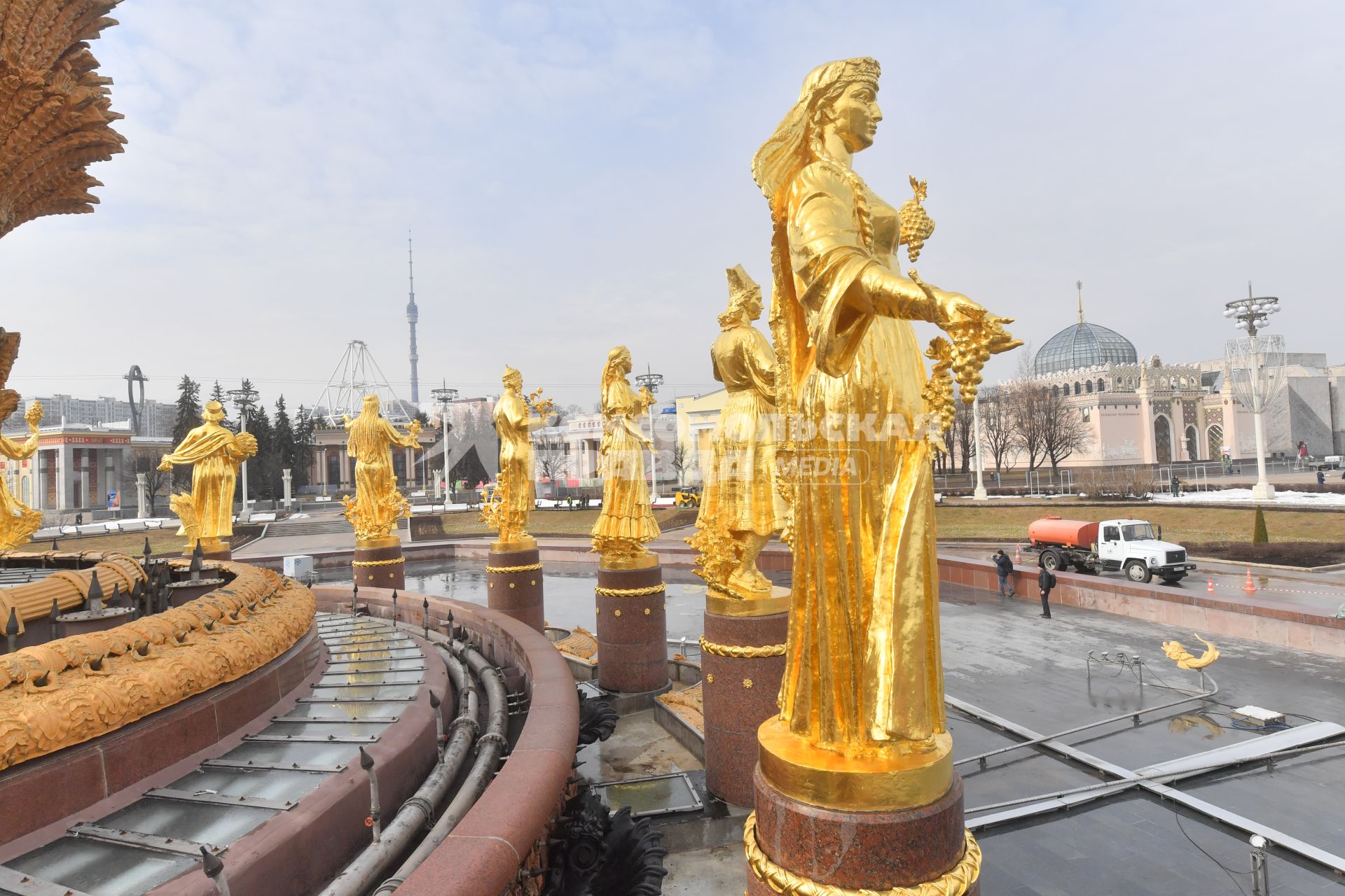 Москва.  Скульптуры фонтана `Дружба народов` на ВДНХ.