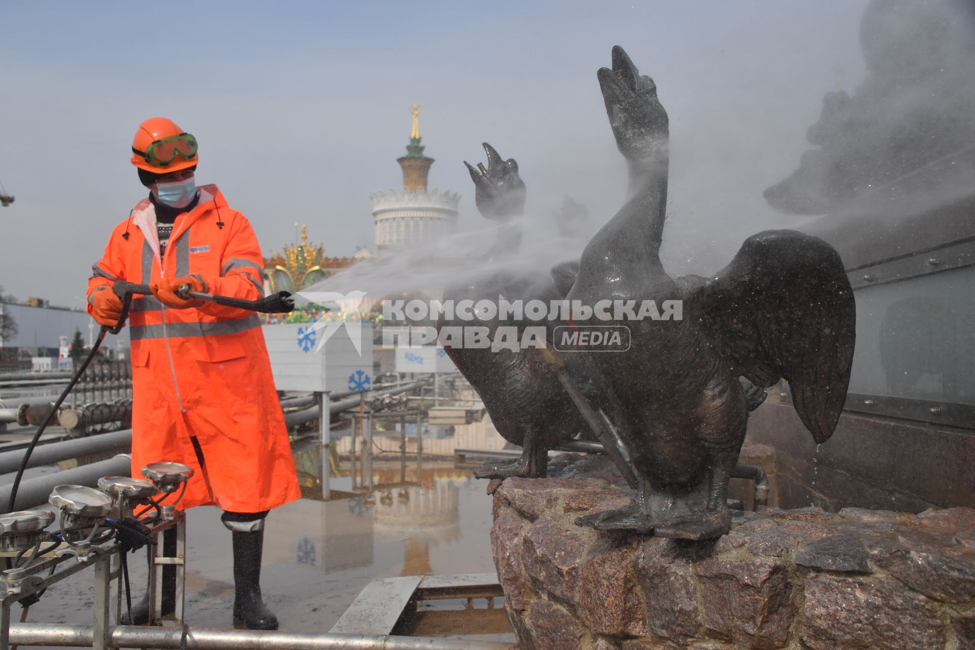 Москва. Работник `Гормоста` моет скульптурную композицию у фонтана `Каменный цветок` на ВДНХ.