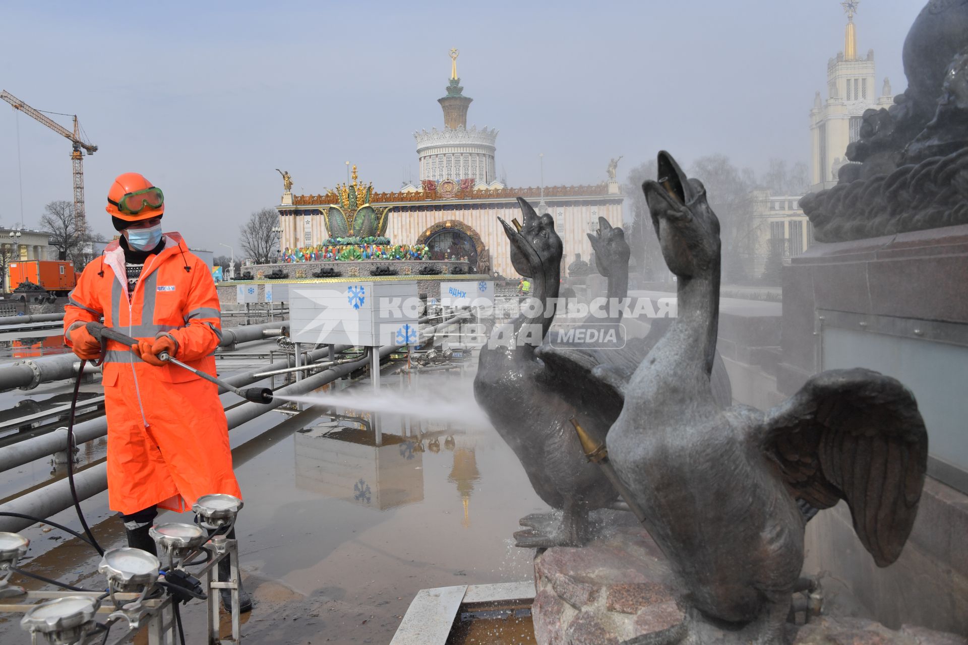 Москва. Работник `Гормоста` моет скульптурную композицию у фонтана `Каменный цветок` на ВДНХ.