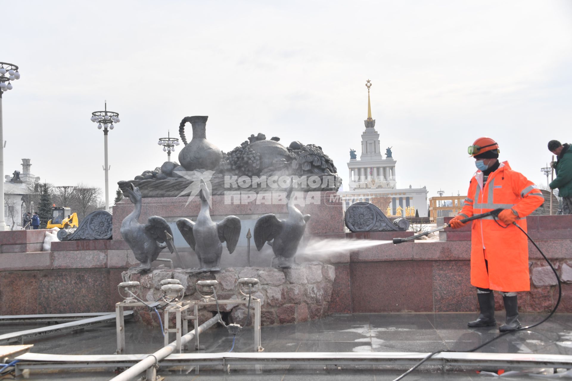 Москва. Работник `Гормоста` моет скульптурную композицию у фонтана `Каменный цветок` на ВДНХ.