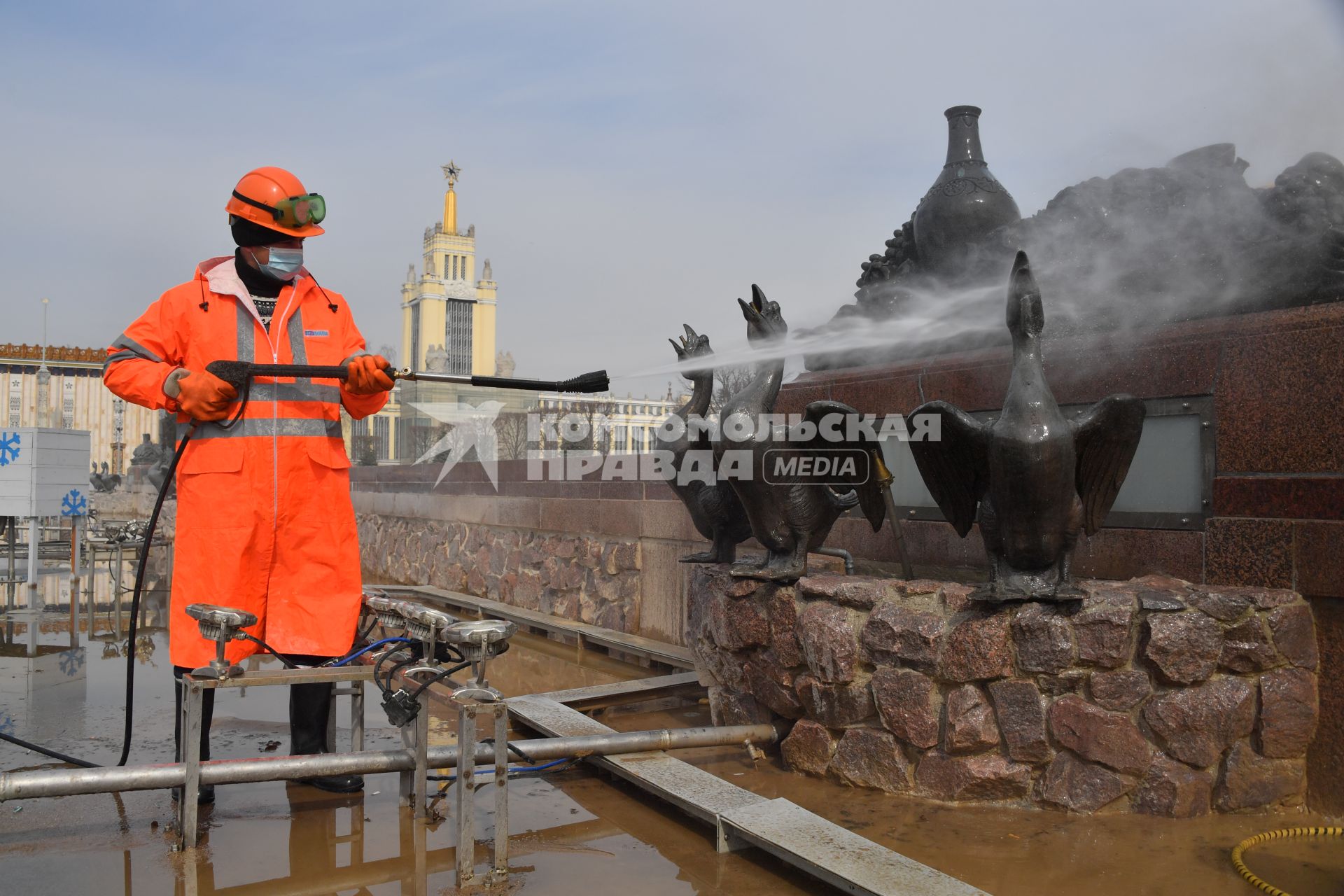 Москва. Работник `Гормоста` моет скульптурную композицию у фонтана `Каменный цветок` на ВДНХ.