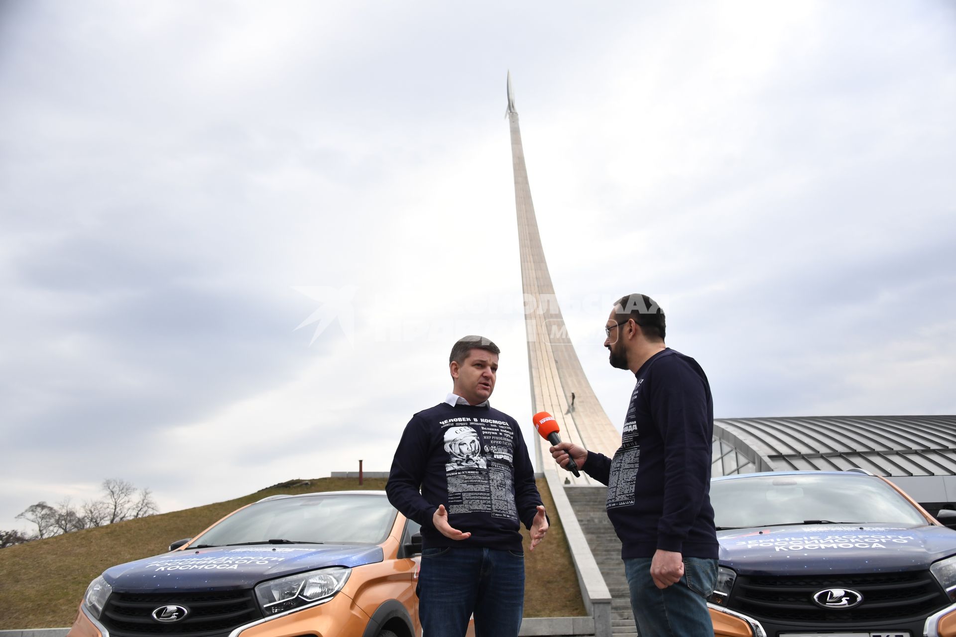 Москва.  Первый заместитель генерального директора `КП` Роман Карманов  перед началом автопробега  `Земные дороги Российского космоса `посвящённого  60-летию полёта Юрия Гагарина.