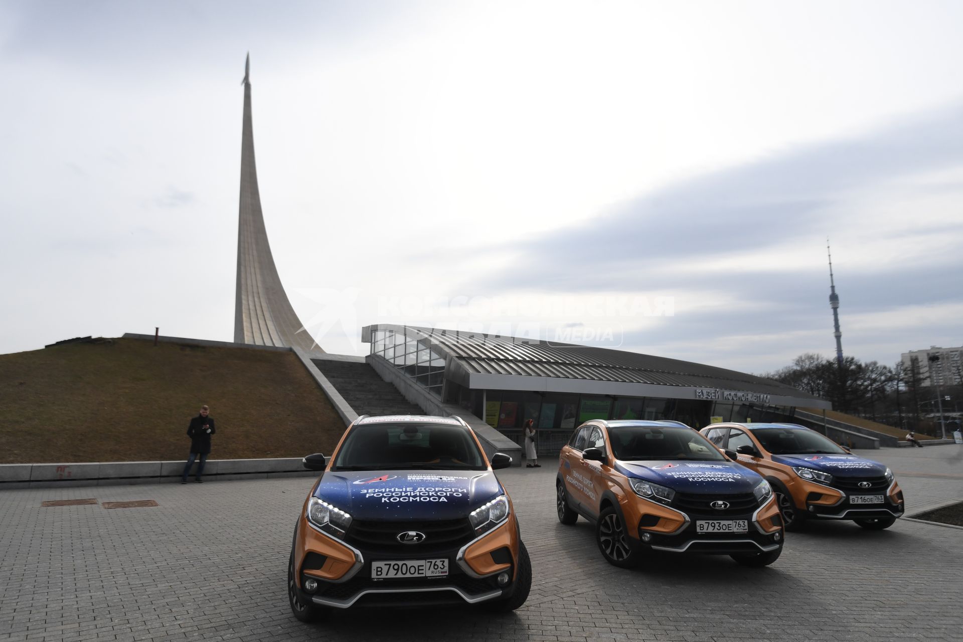 Москва.   Перед началом автопробега  `Земные дороги Российского космоса `посвящённого  60-летию полёта Юрия Гагарина.