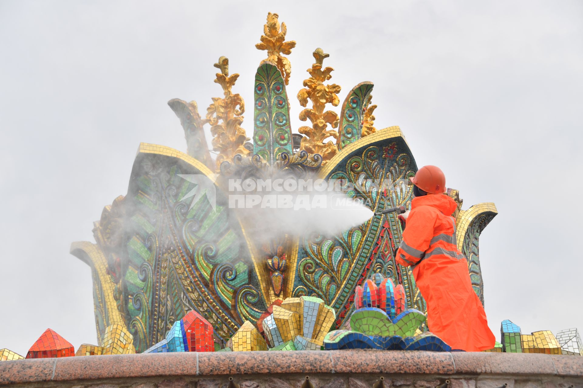 Москва. Работник `Гормоста` проводит промывку фонтана `Каменный цветок` на ВДНХ.