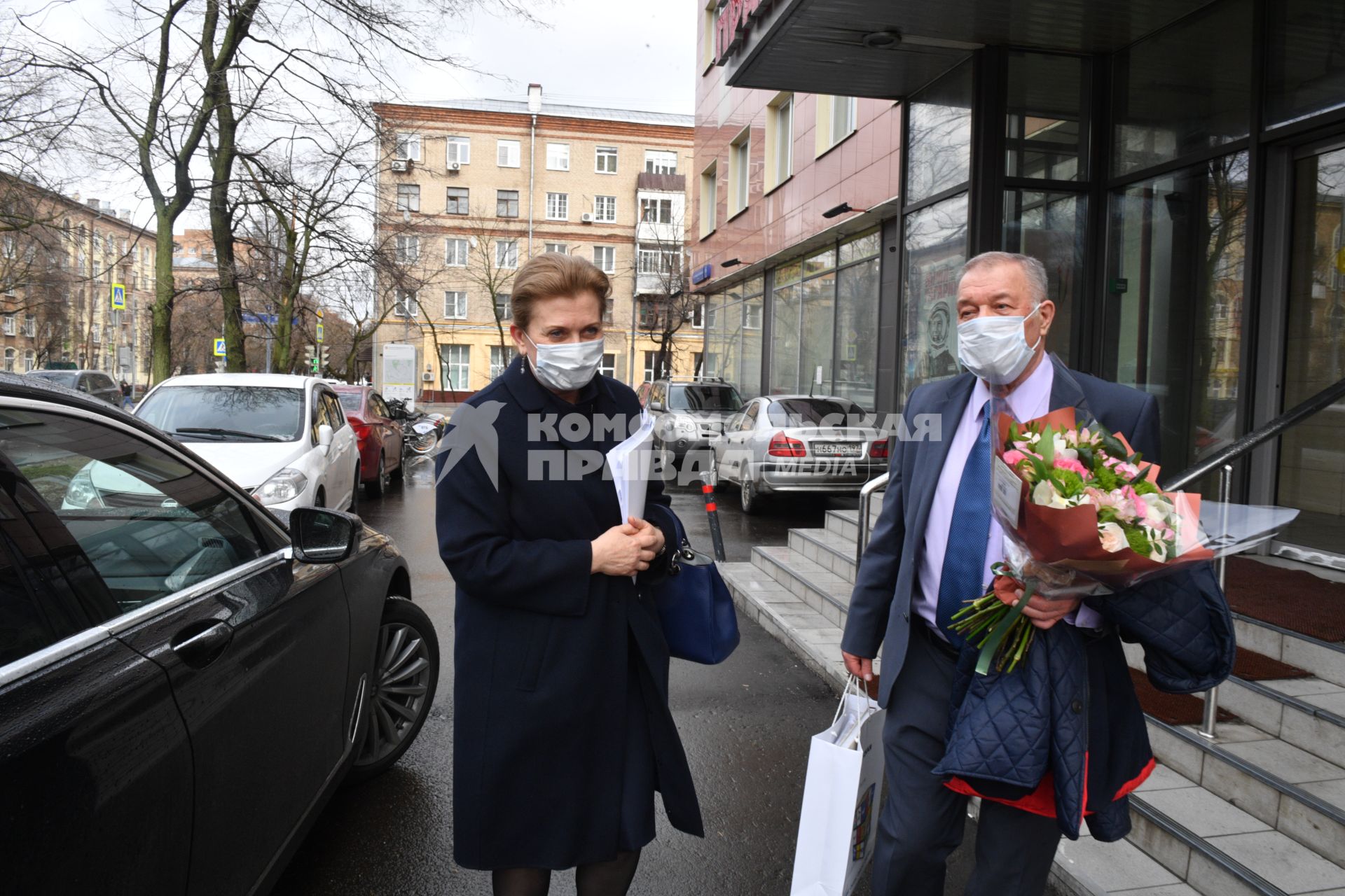 Москва.  Руководитель Федеральной службы по надзору в сфере защиты прав потребителей и благополучия человека (Роспотребнадзор) Анна Попова и корреспондент `Комсомольской правды` Александр Гамов у редакции `Комсомольской правды`.