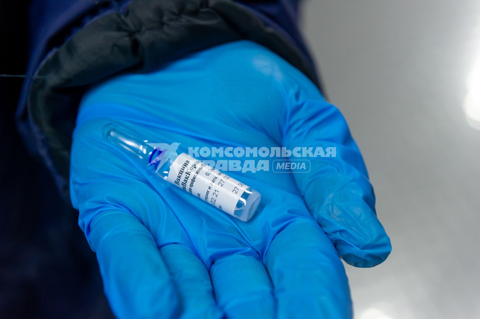 Санкт-Петербург. Ампула с вакциной `ЭпиВакКорона` для профилактики COVID-19.