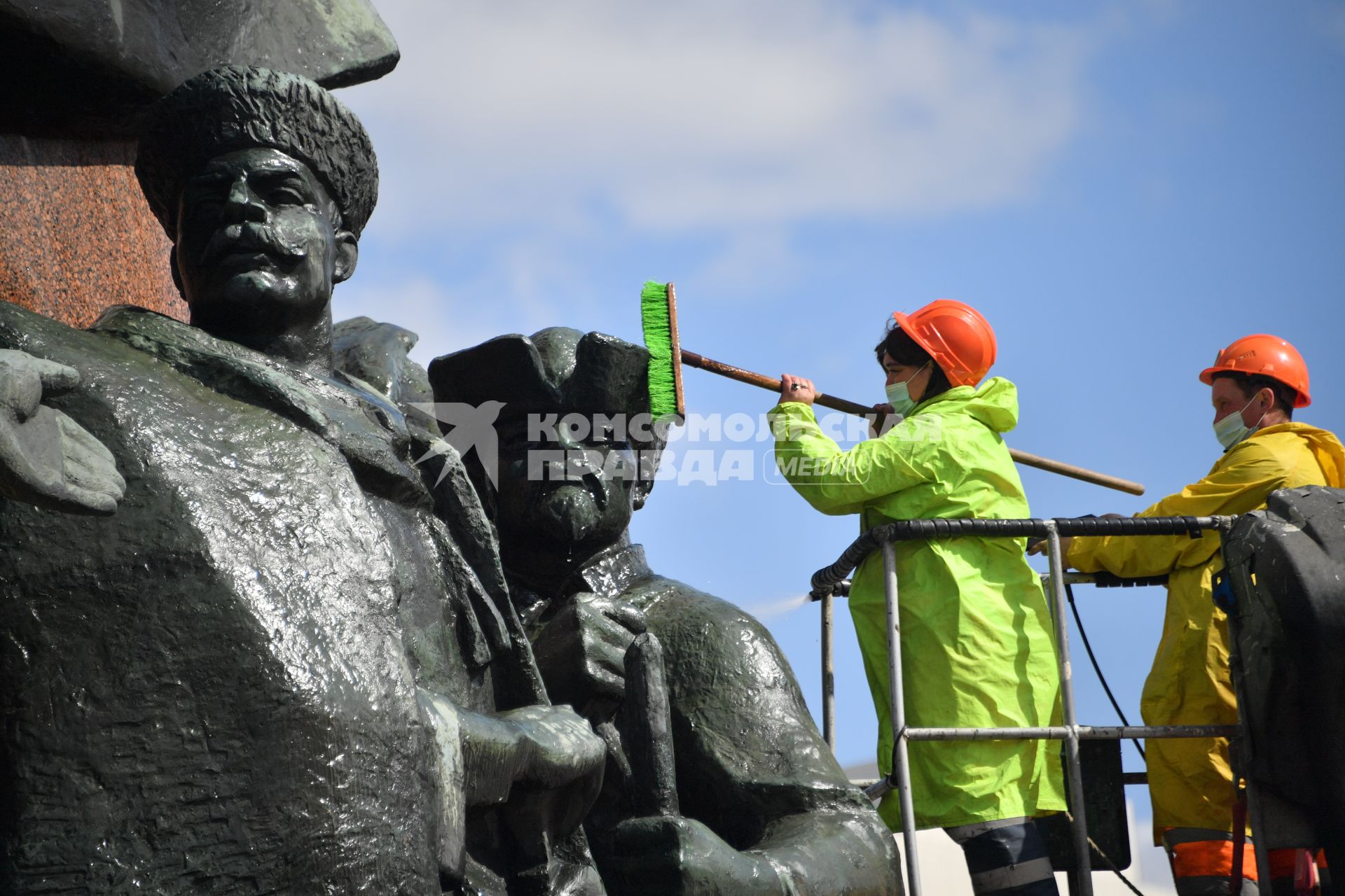 Москва. Работники коммунальных служб моют памятник В. И. Ленину на Калужской площади.