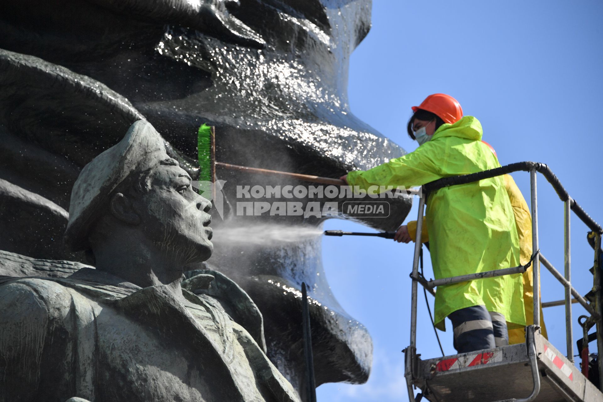 Москва. Работники коммунальных служб моют памятник В. И. Ленину на Калужской площади.