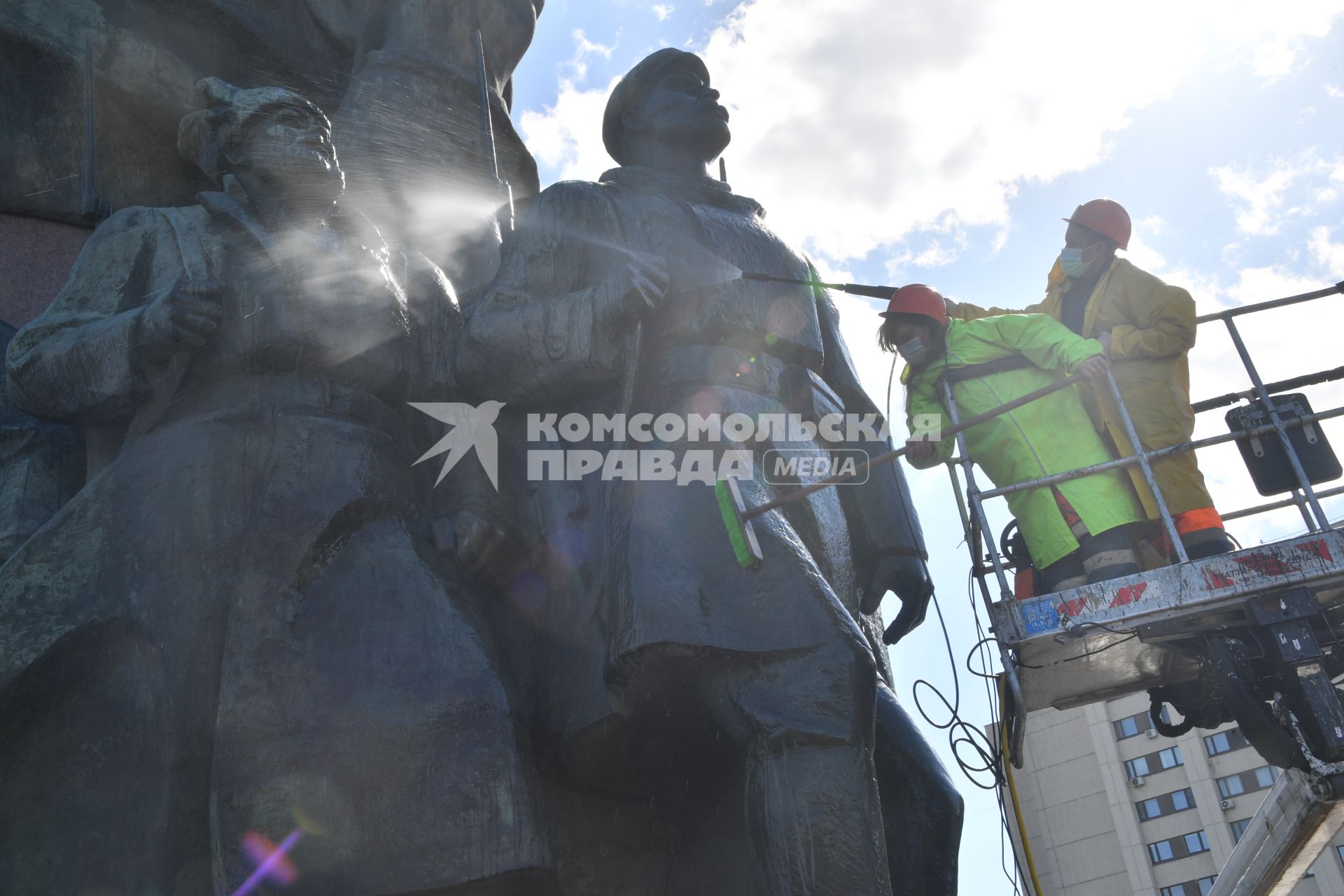 Москва. Работники коммунальных служб моют памятник В. И. Ленину на Калужской площади.