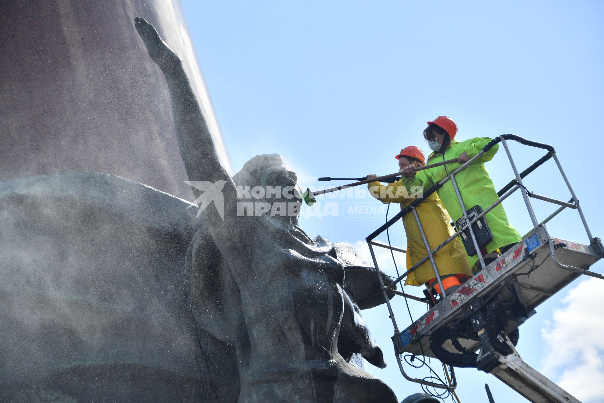 Москва. Работники коммунальных служб моют памятник В. И. Ленину на Калужской площади.