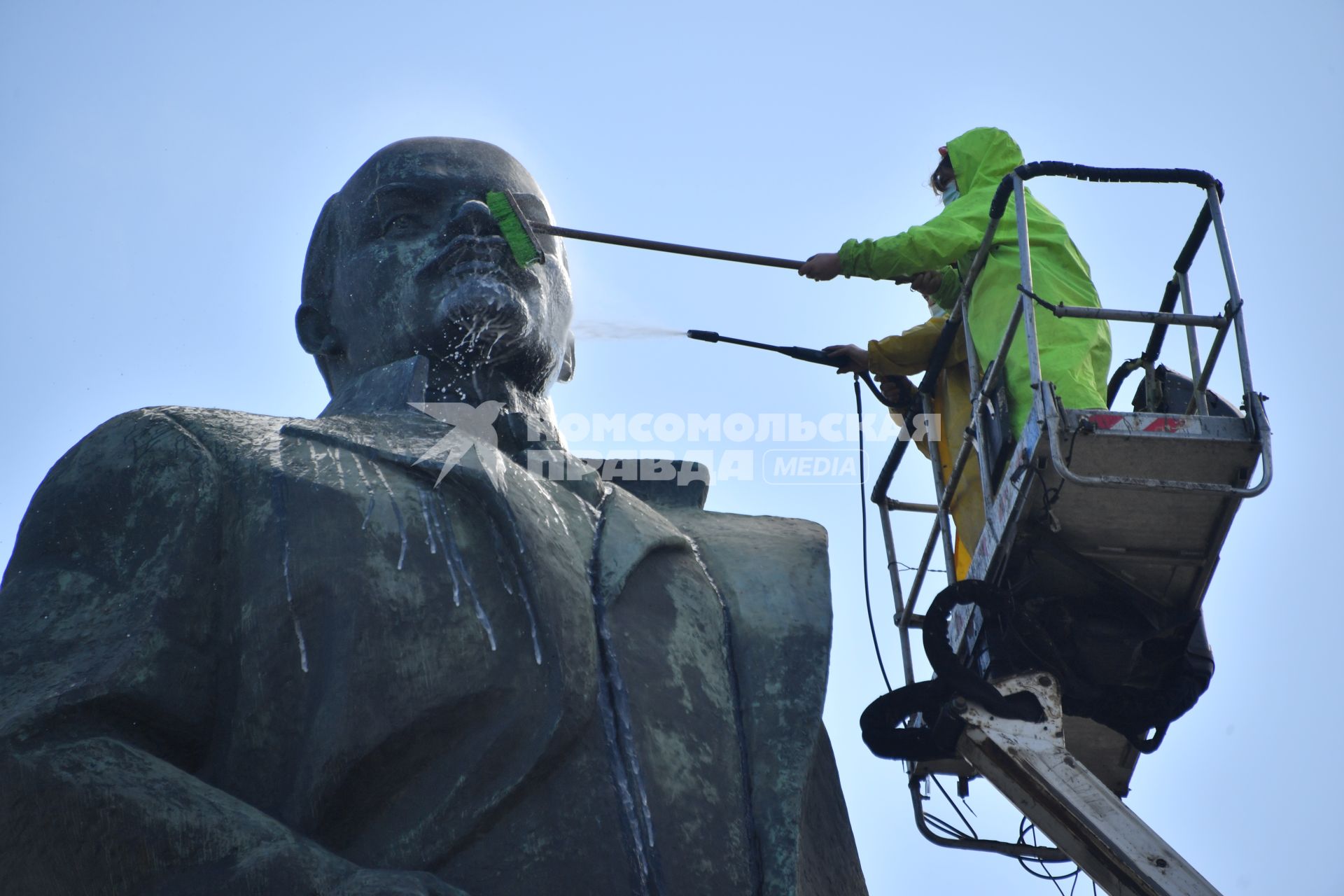 Москва. Работники коммунальных служб моют памятник В. И. Ленину на Калужской площади.