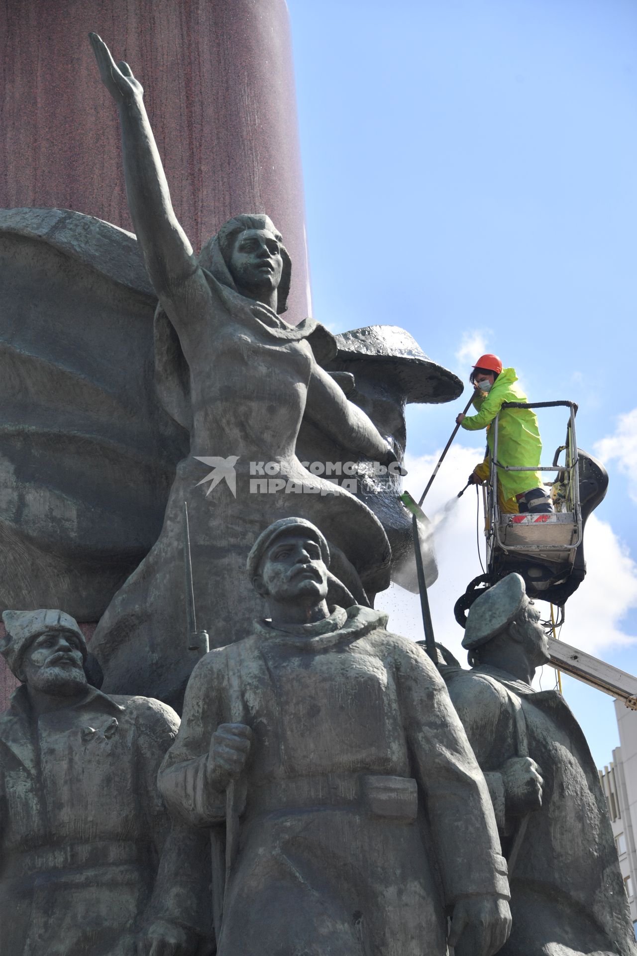 Москва. Работники коммунальных служб моют памятник В. И. Ленину на Калужской площади.