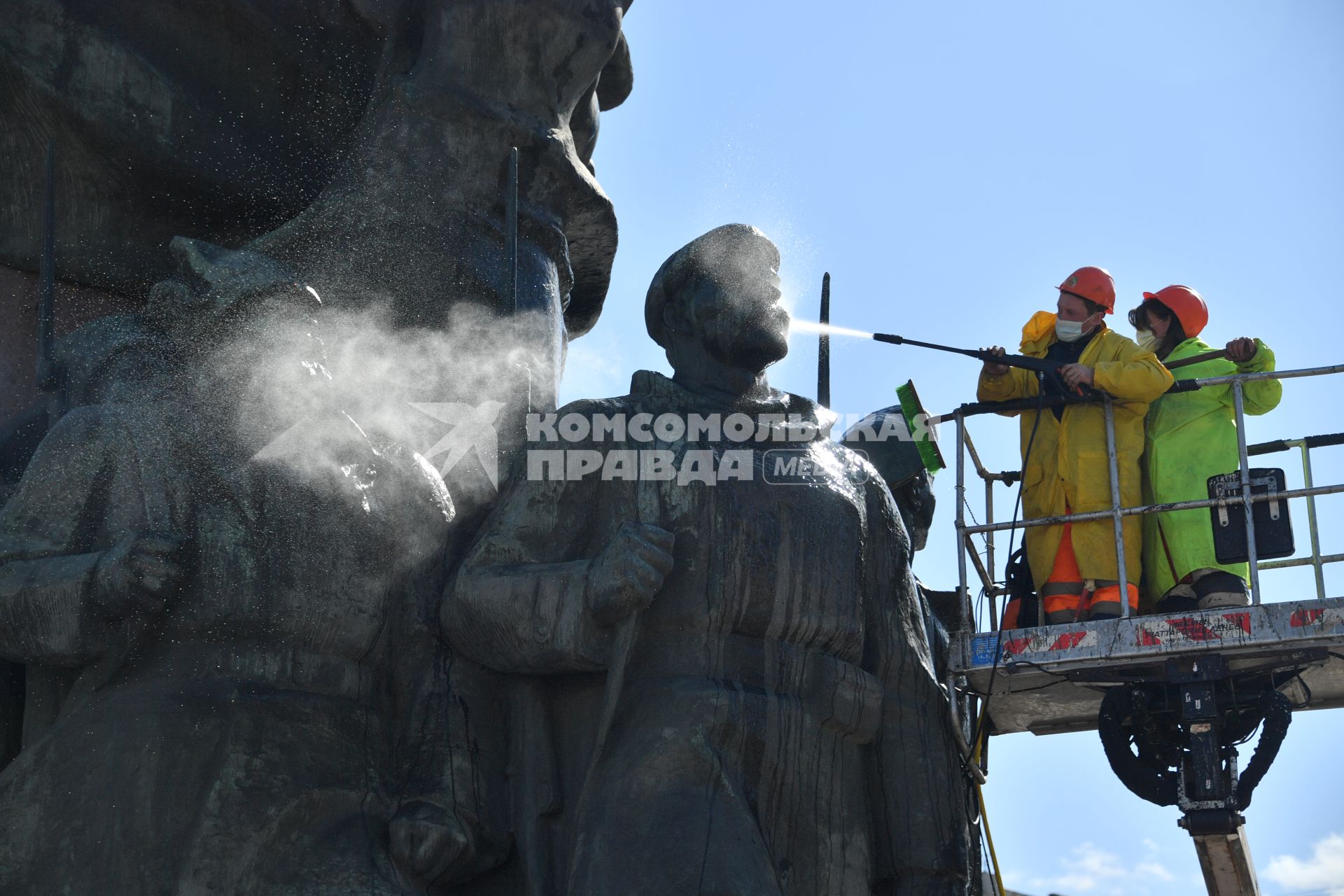 Москва. Работники коммунальных служб моют памятник В. И. Ленину на Калужской площади.