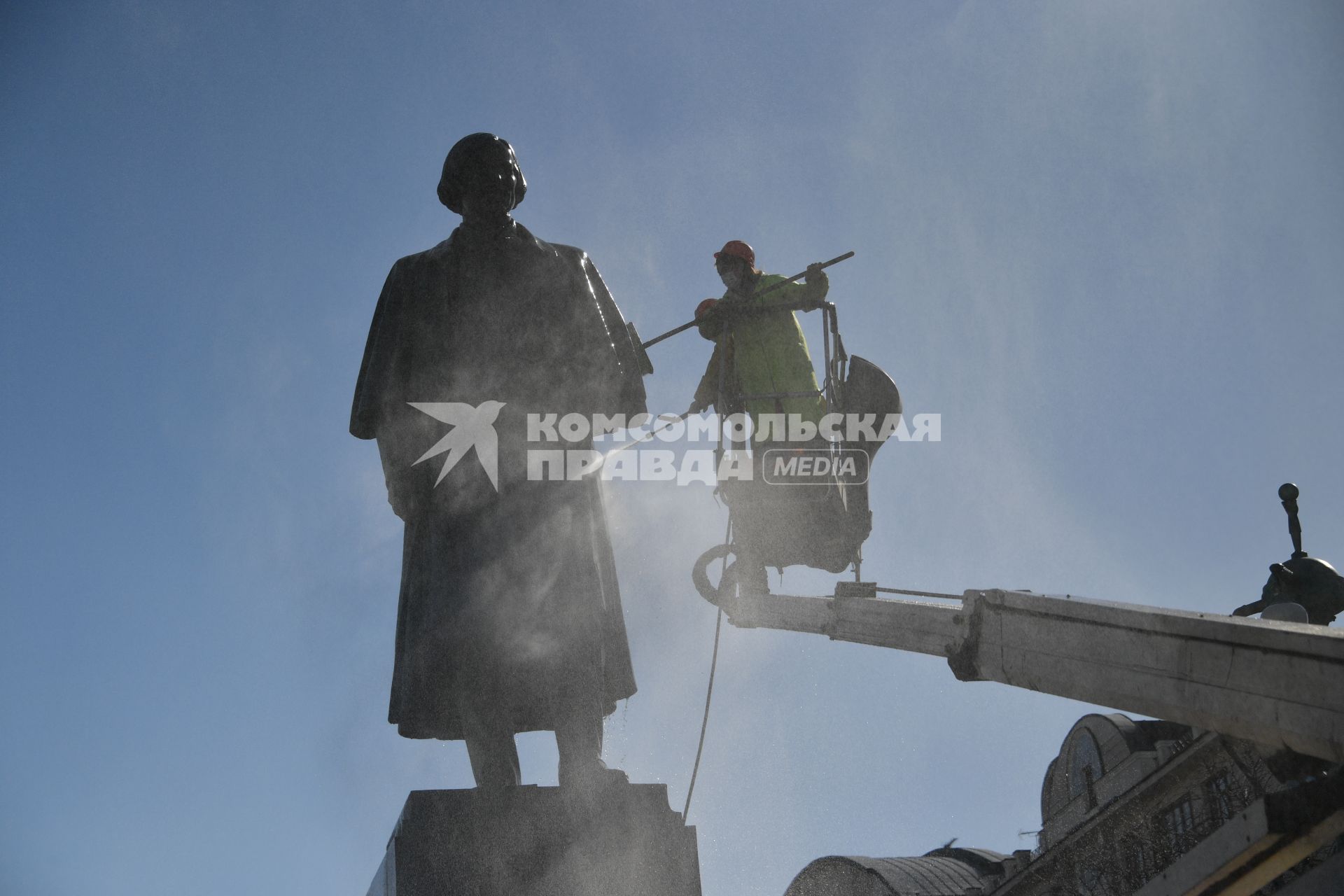 Москва. Работники коммунальных служб моют памятник Н. В. Гоголю на Гоголевском бульваре.