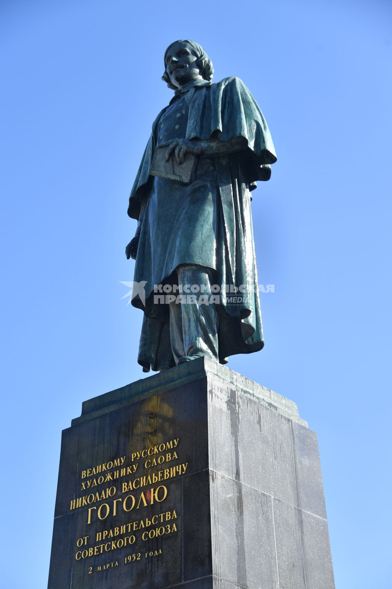 Москва. Памятник Н. В. Гоголю на Гоголевском бульваре .