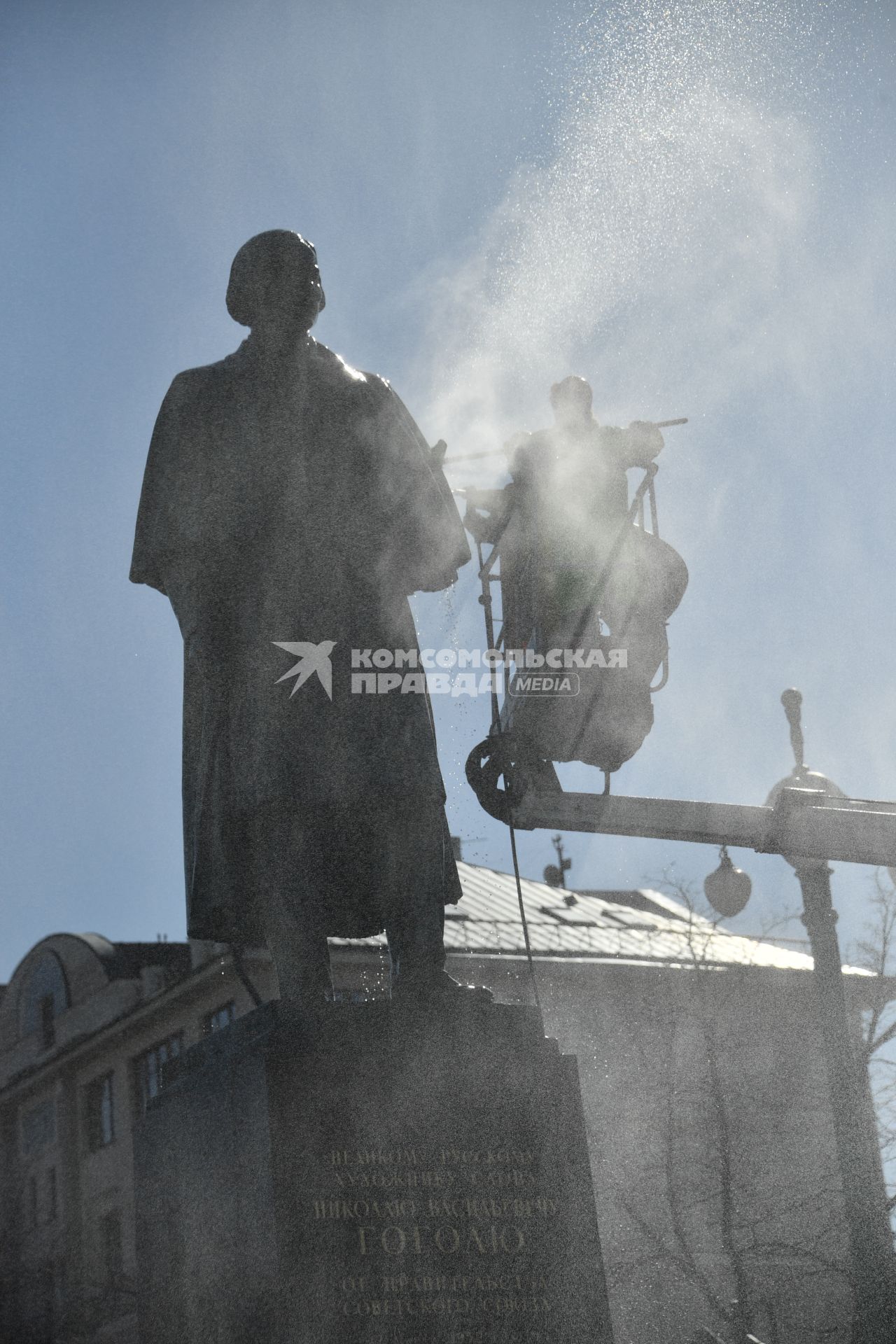 Москва. Работники коммунальных служб моют памятник Н. В. Гоголю на Гоголевском бульваре.