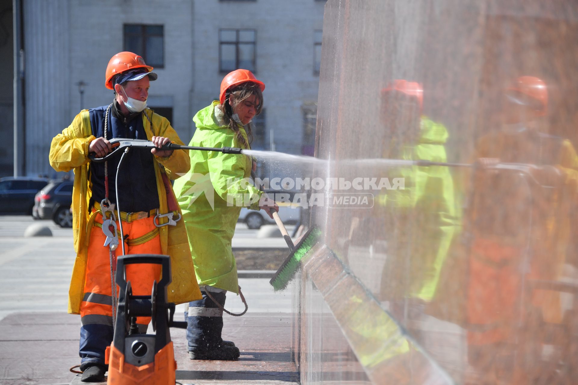 Москва. Работники коммунальных служб моют памятник Н. В. Гоголю на Гоголевском бульваре.