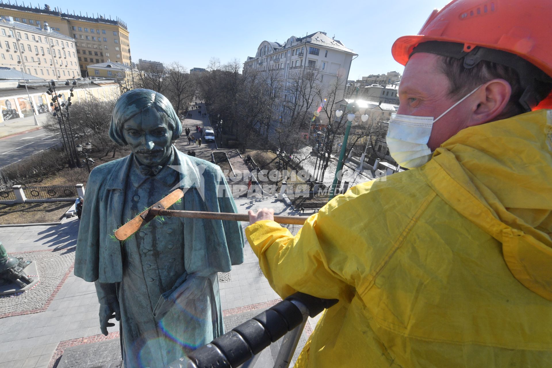 Москва. Работник  коммунальных служб моет памятник Н. В. Гоголю на Гоголевском бульваре.