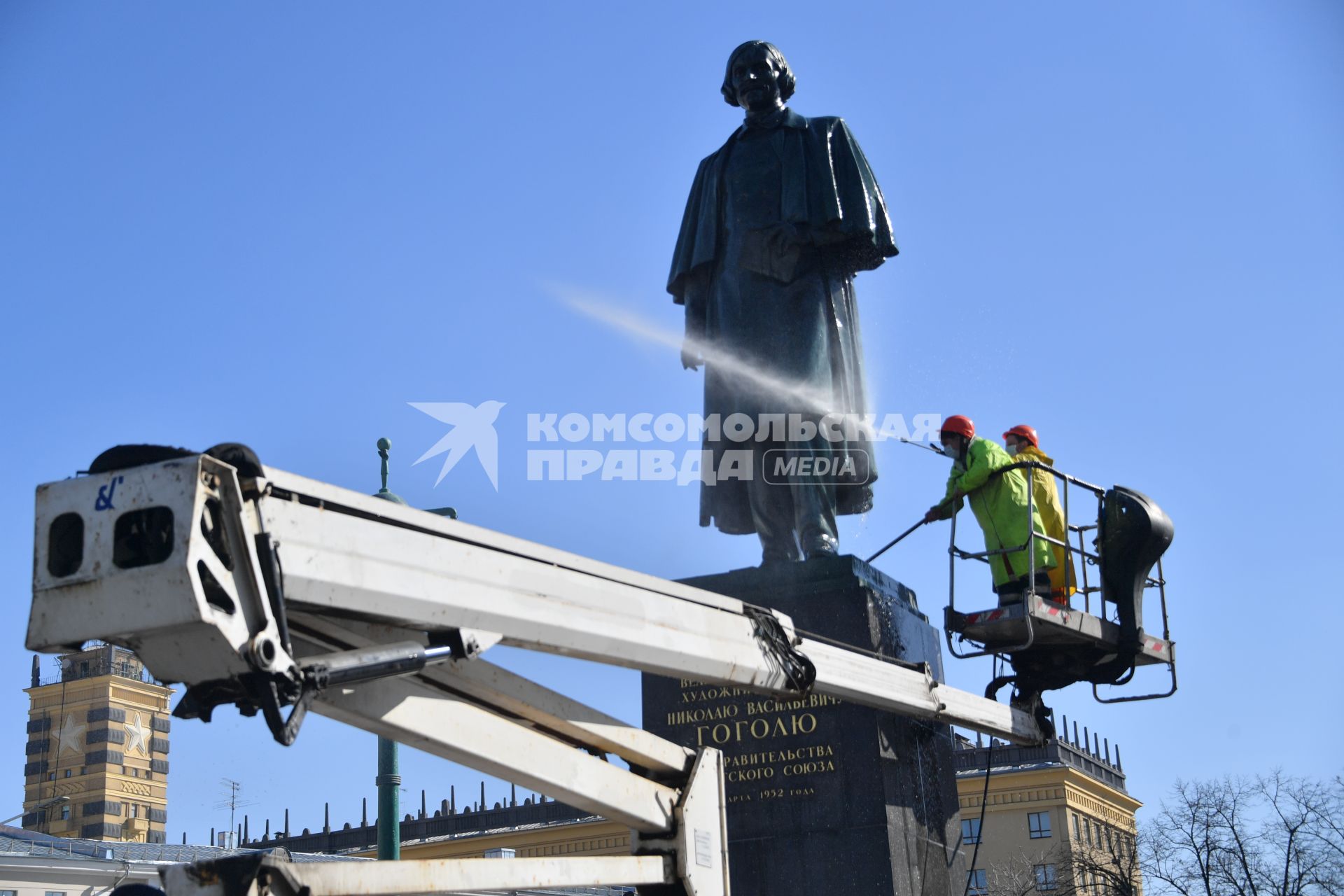 Москва. Работники коммунальных служб моют памятник Н. В. Гоголю на Гоголевском бульваре.