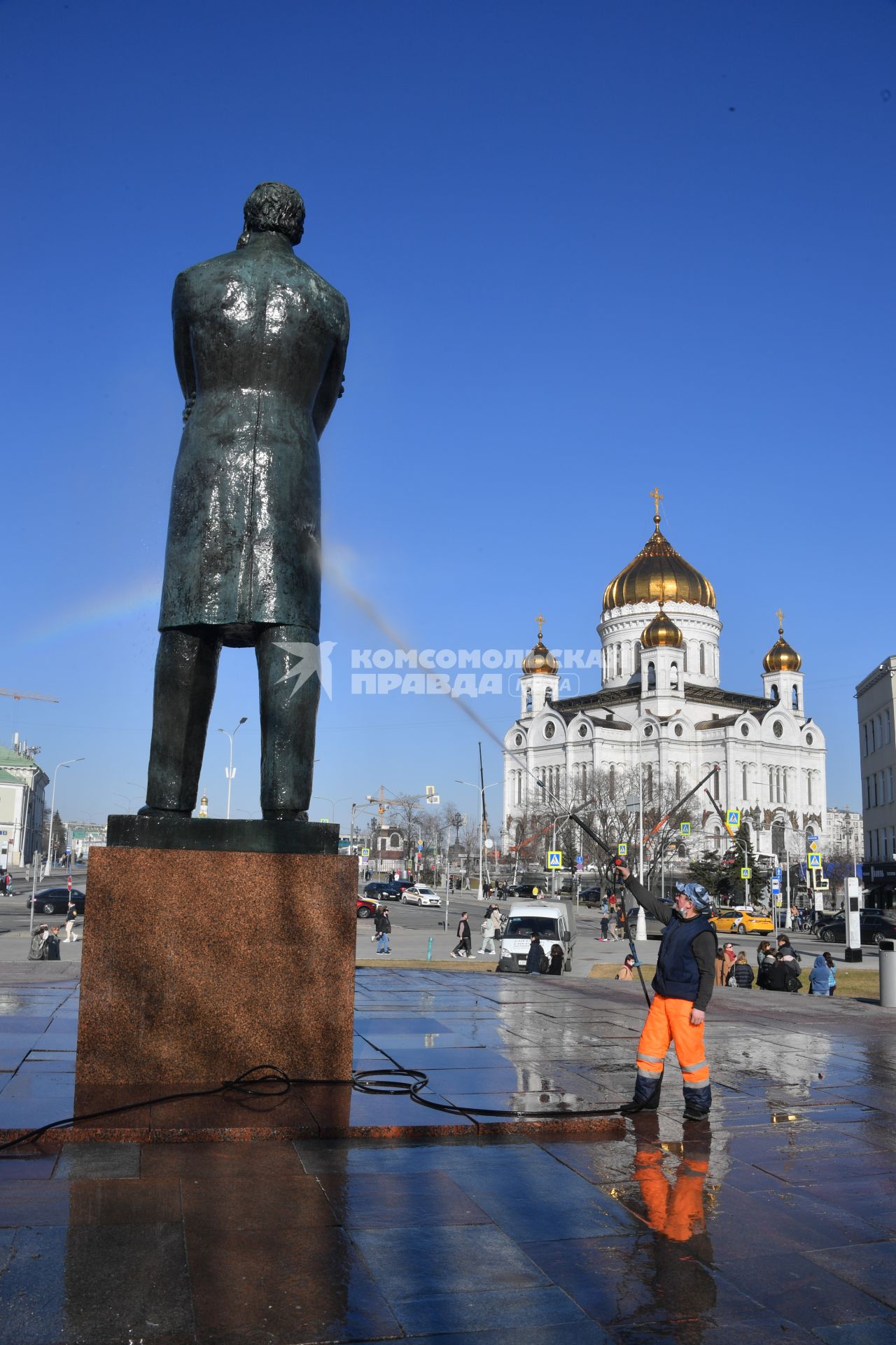 Москва. Работники коммунальных служб моют памятник Фридриху Энгесу.