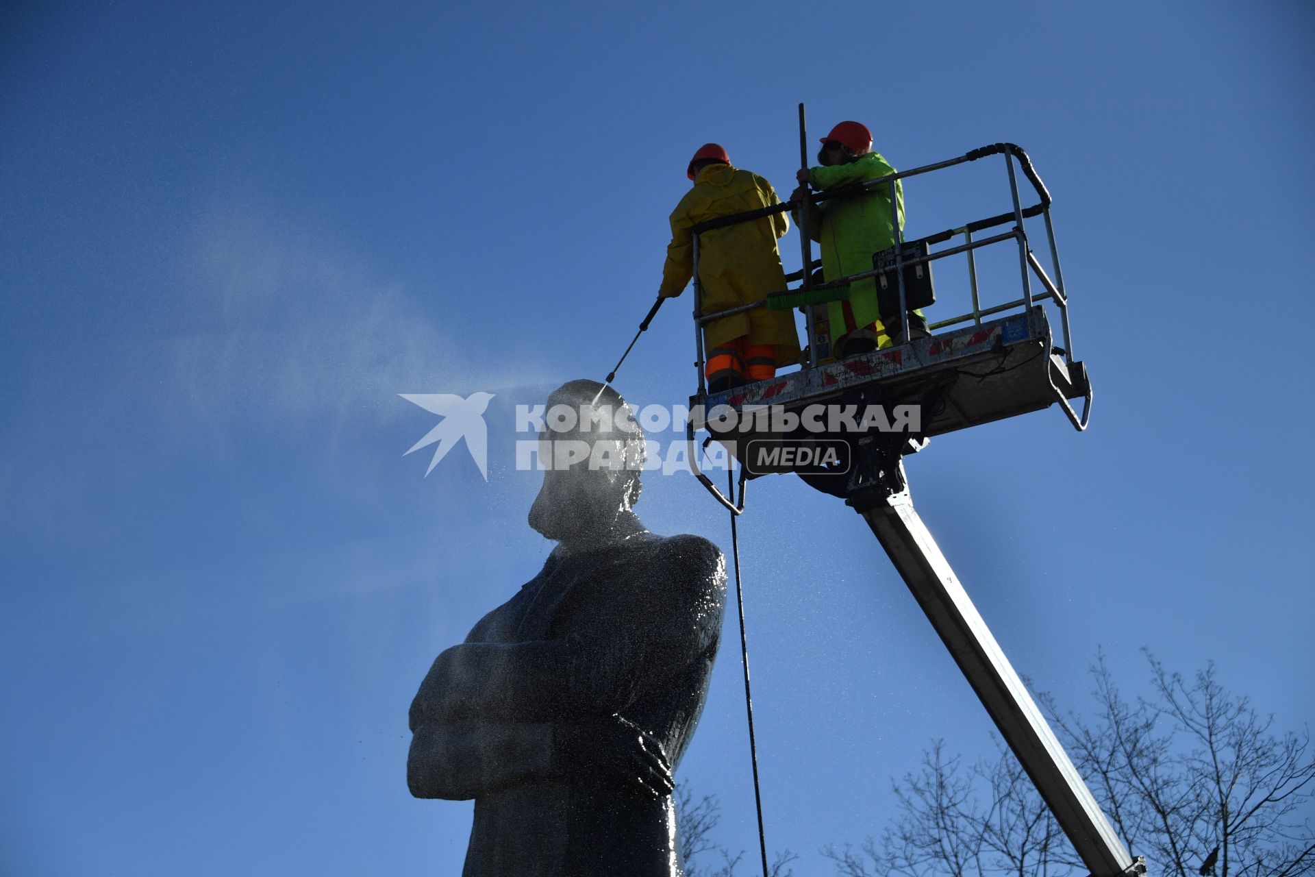 Москва. Работники коммунальных служб моют памятник Фридриху Энгесу.