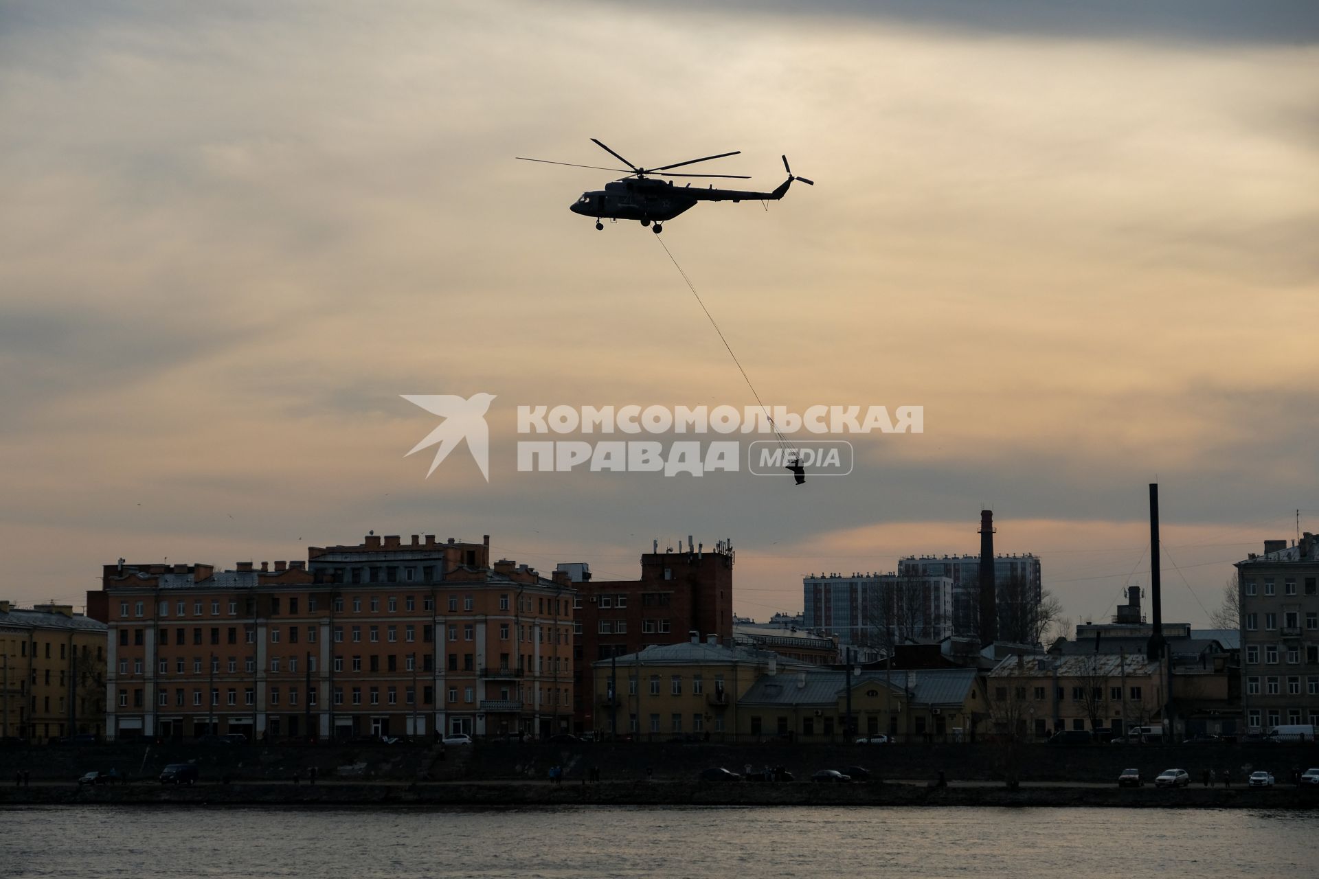 Санкт-Петербург. Вертолет Ми-8 с водосливным устройством ВСУ-5 во время тушения пожара в здании фабрики`Невская мануфактура`.