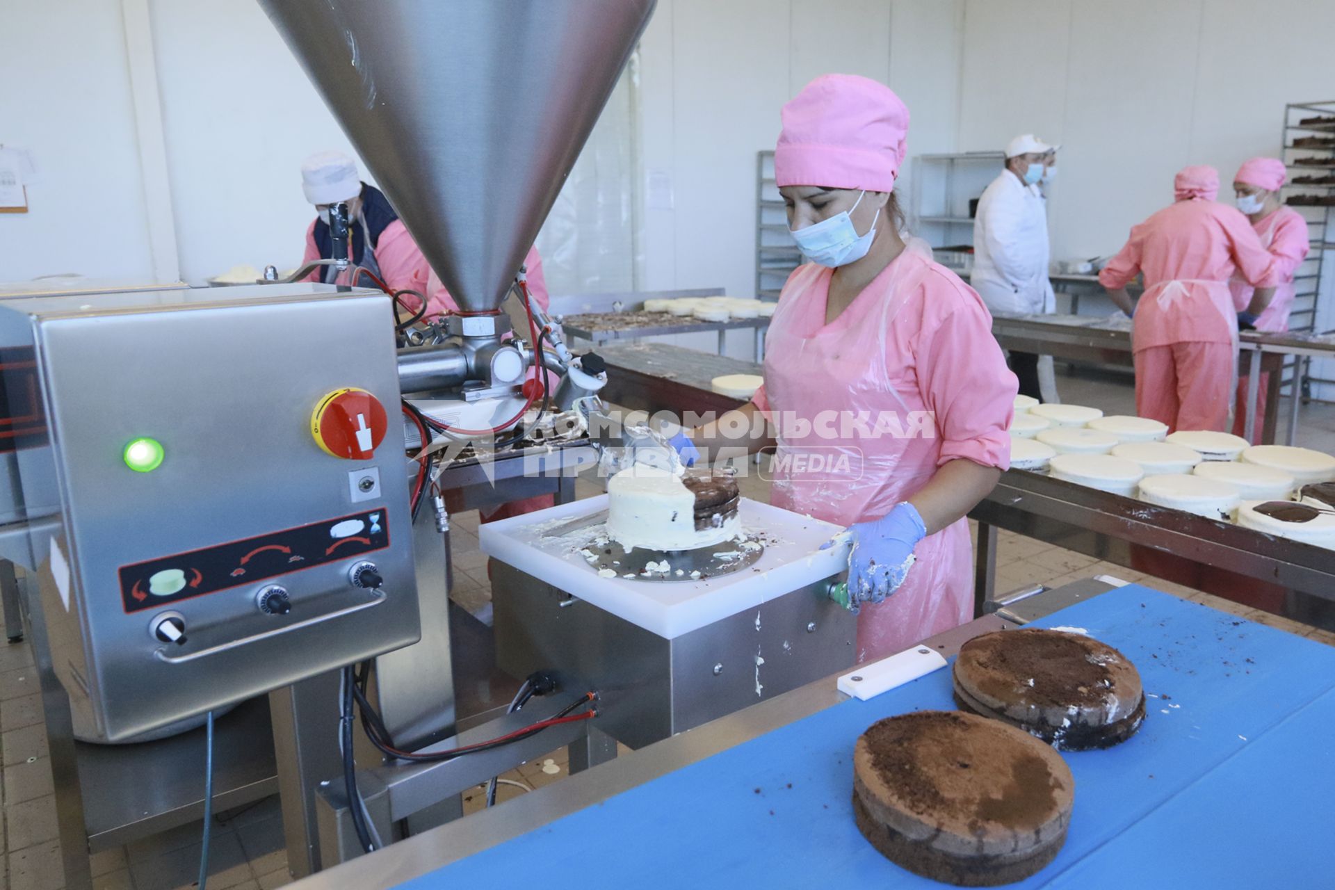 Барнаул. Работница наносит крем на торт с помощью дозатора на кондитерской фабрике.