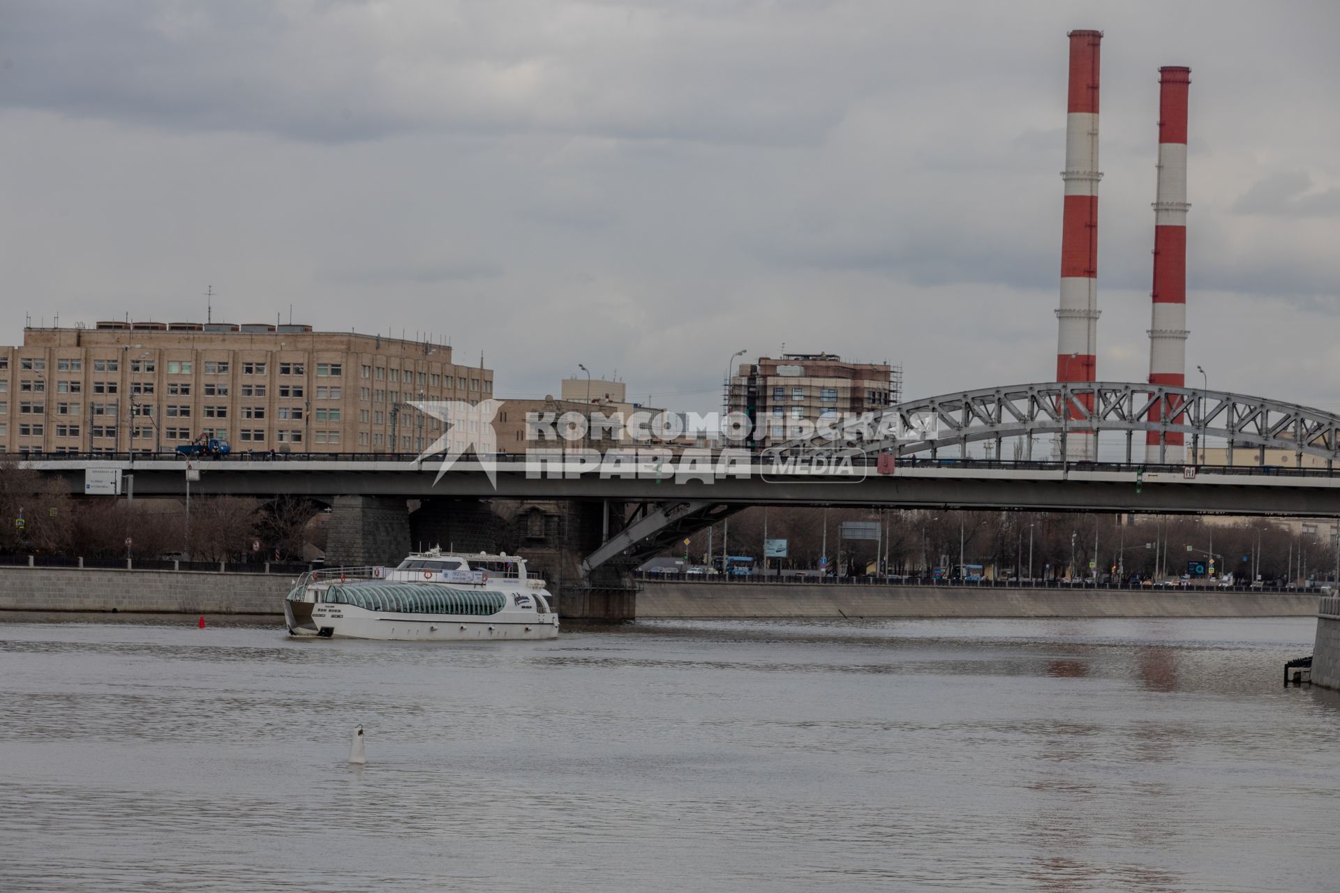 Москва.  Теплоход флотилии `Рэдиссон Ройал` на Москве-реке.