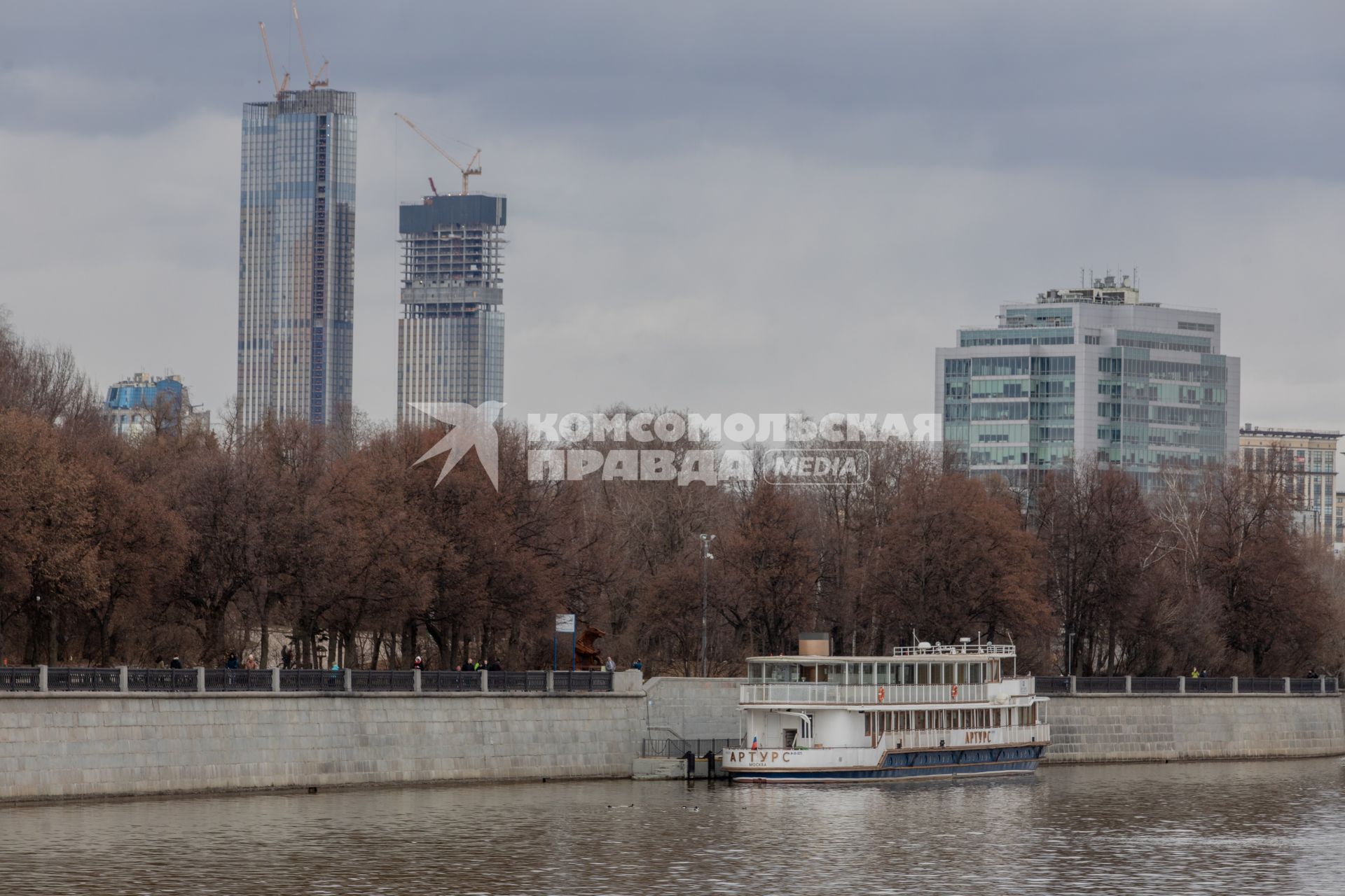 Москва.  Теплоход `Артурс` на Москве-реке.