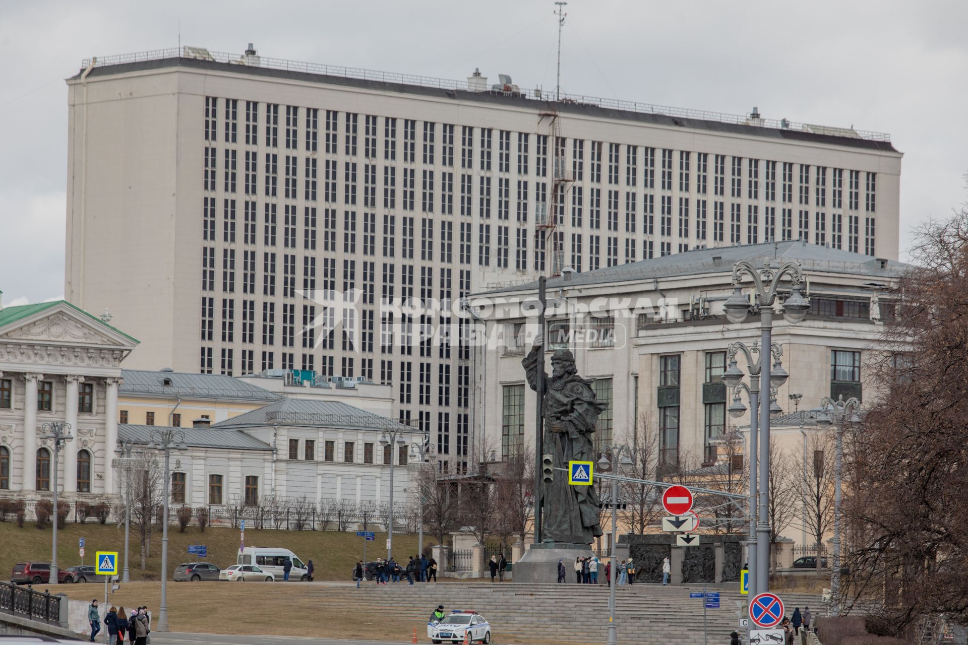 Москва.  Вид на памятник князю Владимиру на Боровицкой площади.