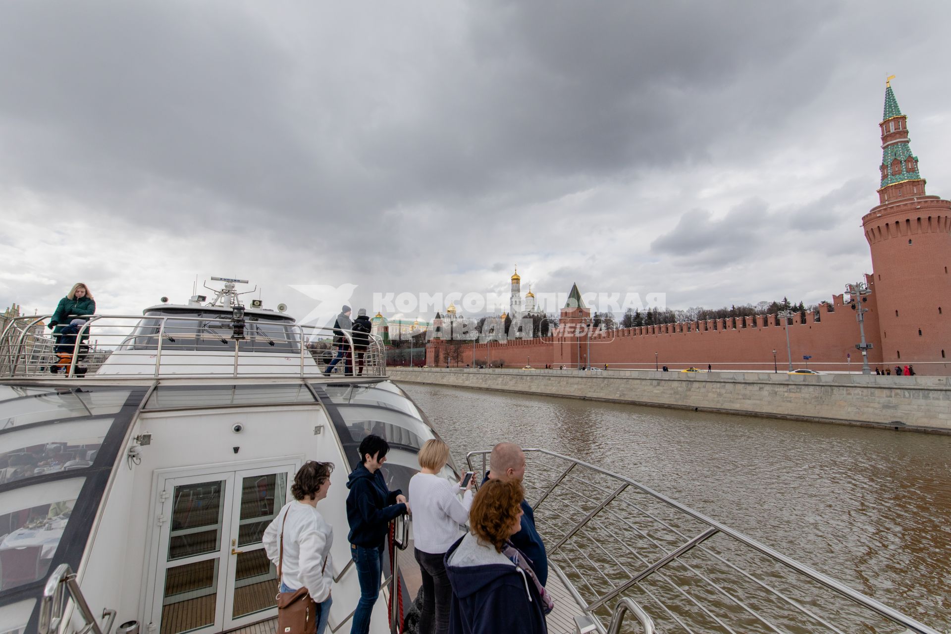 Москва. Во время прогулки на теплоходе по Москве-реке.