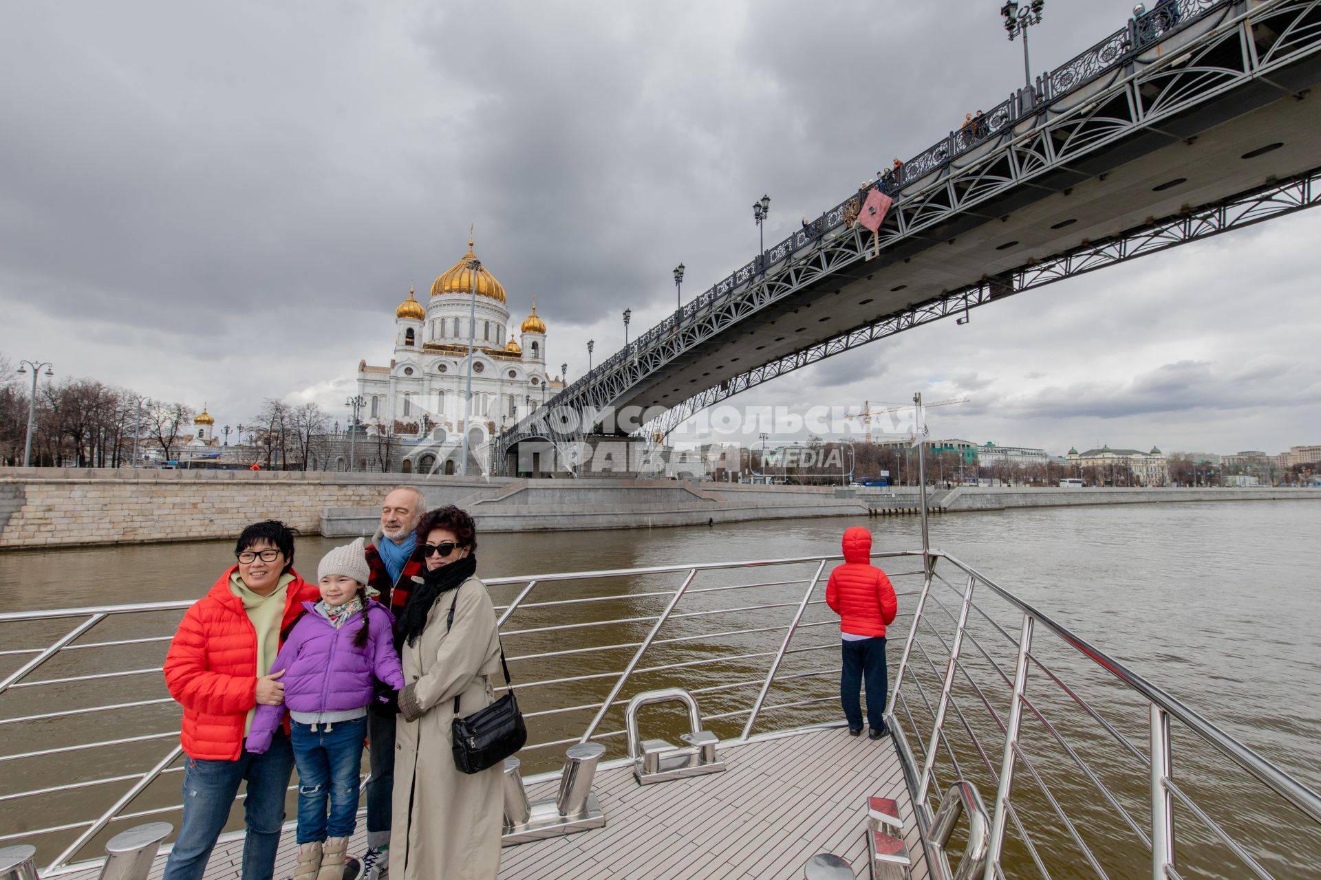 Москва. Во время прогулки на теплоходе по Москве-реке.