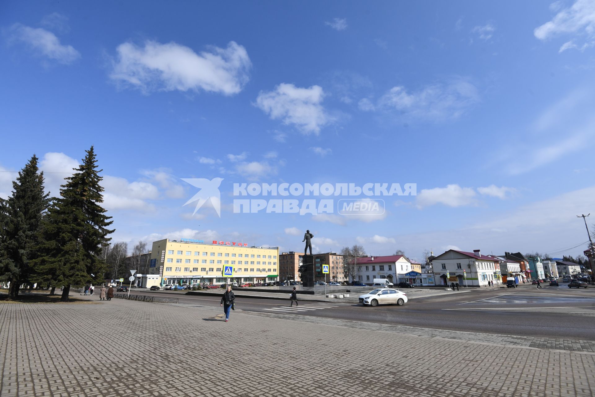 Смоленская область, Гагарин. Вид на памятник Юрию Гагарину.