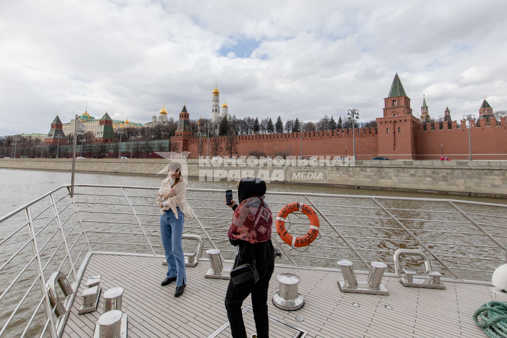 Москва. Девушки во время прогулки на теплоходе по Москве-реке.