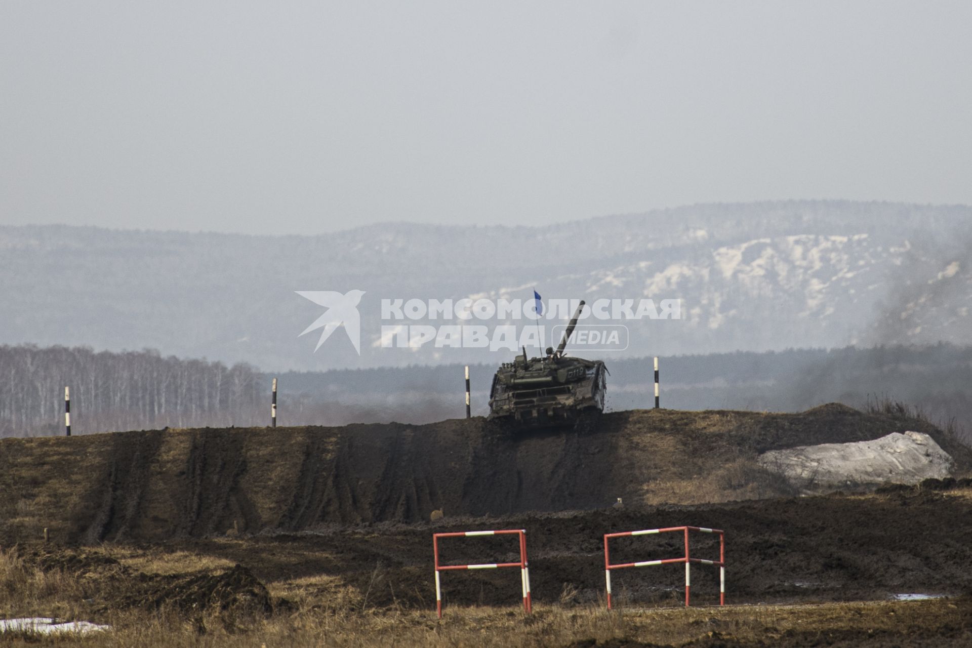 армия военные военнослужащие танковый биатлон полигон соревнования  Танк Т-72Б3 грязь