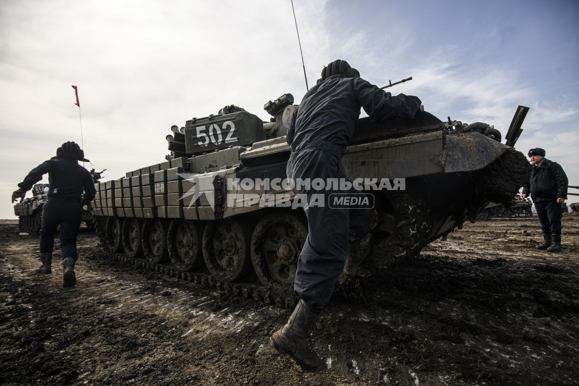 армия военные военнослужащие танковый биатлон полигон соревнования  Танк Т-72Б3 грязь танкист экипаж