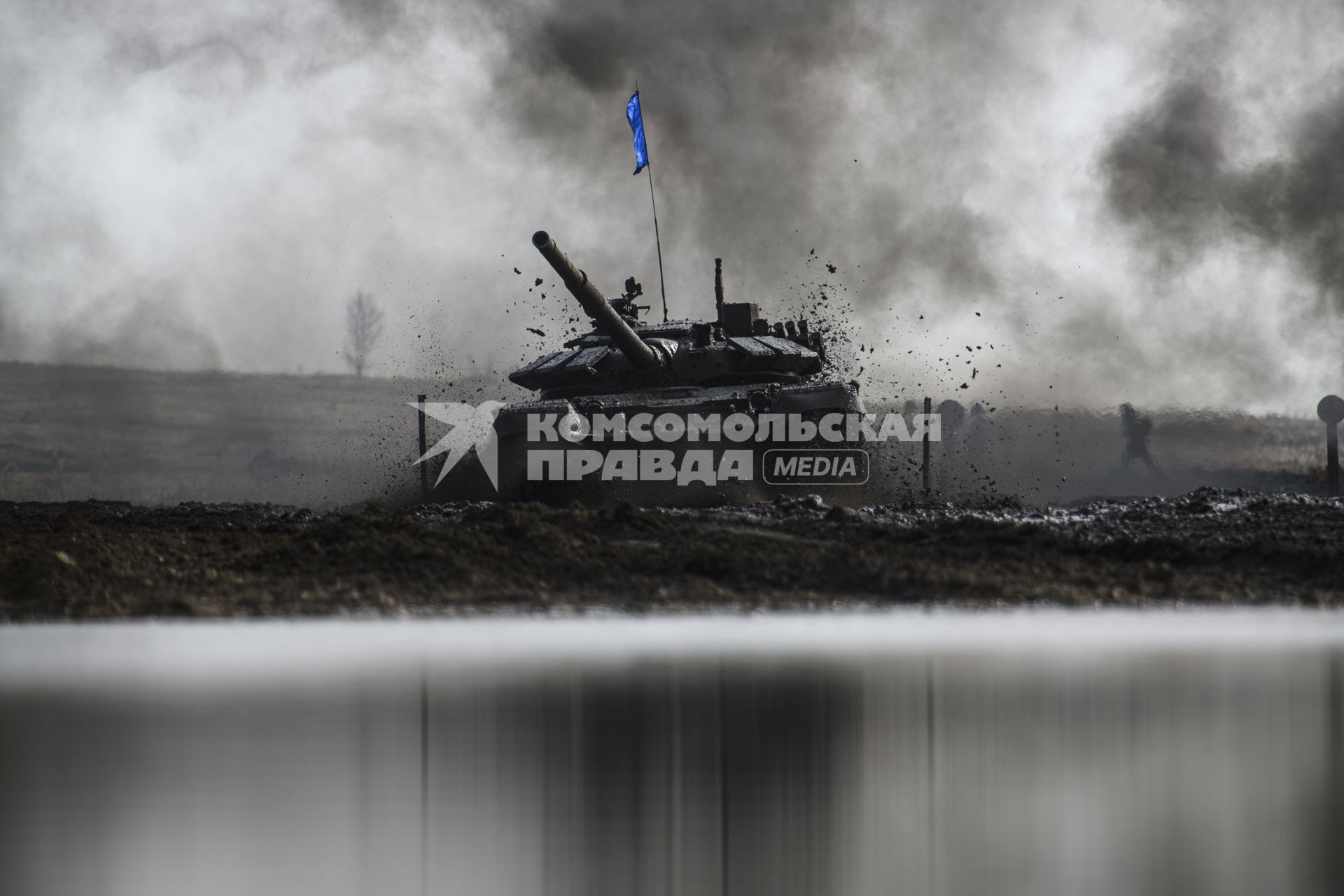 армия военные военнослужащие танковый биатлон полигон соревнования  Танк Т-72Б3 грязь