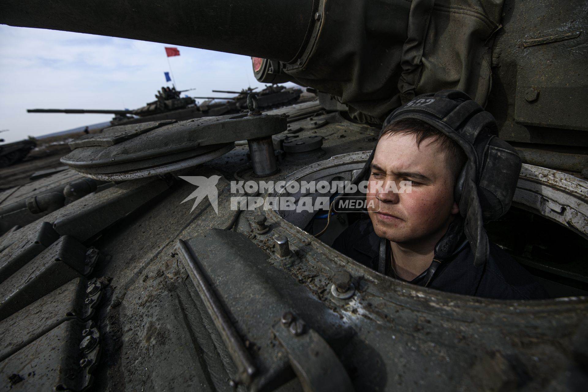 армия военные военнослужащие танковый биатлон полигон соревнования  Танк Т-72Б3 грязь танкист экипаж