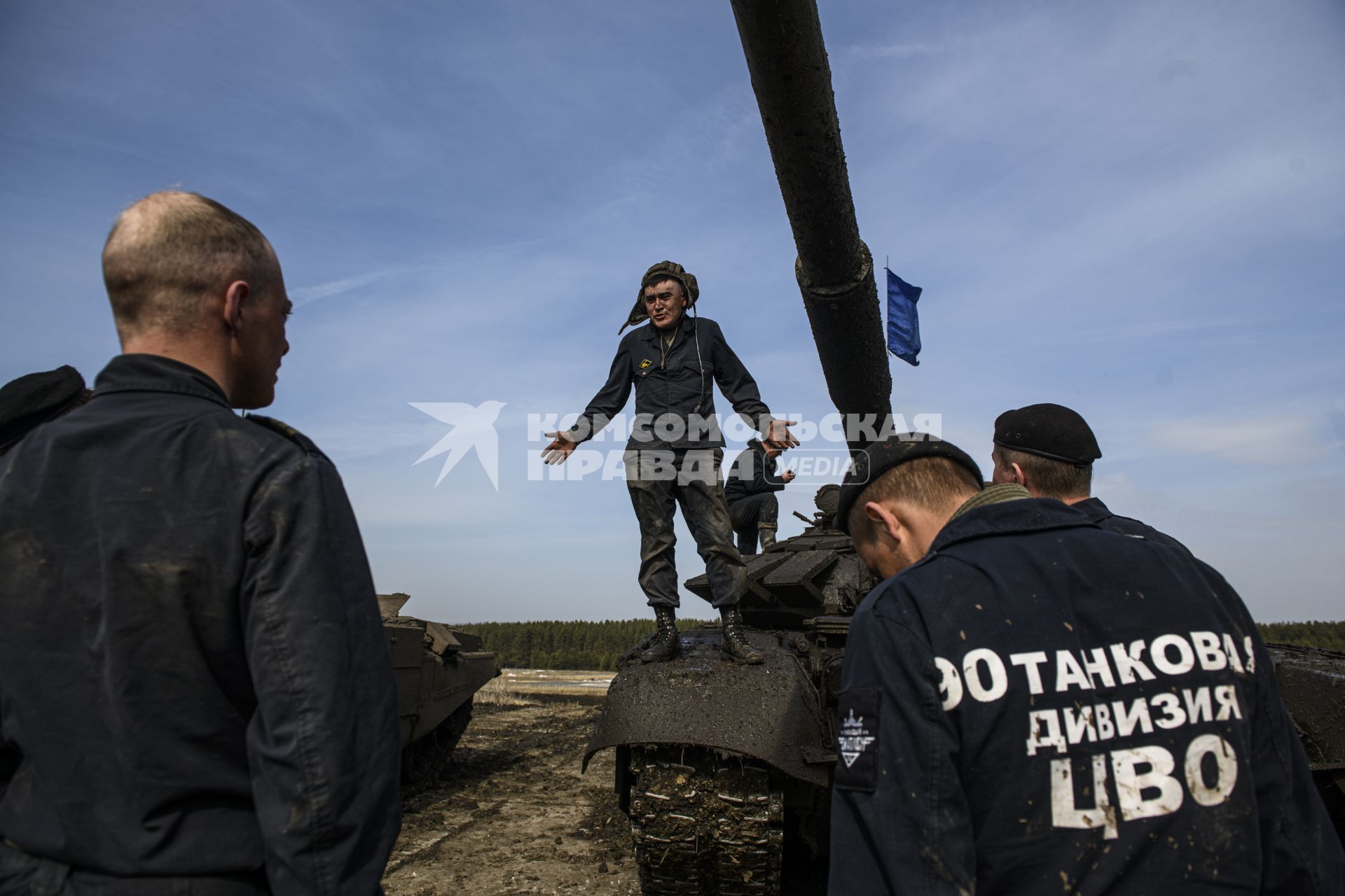 армия военные военнослужащие танковый биатлон полигон соревнования  Танк Т-72Б3 грязь танкист