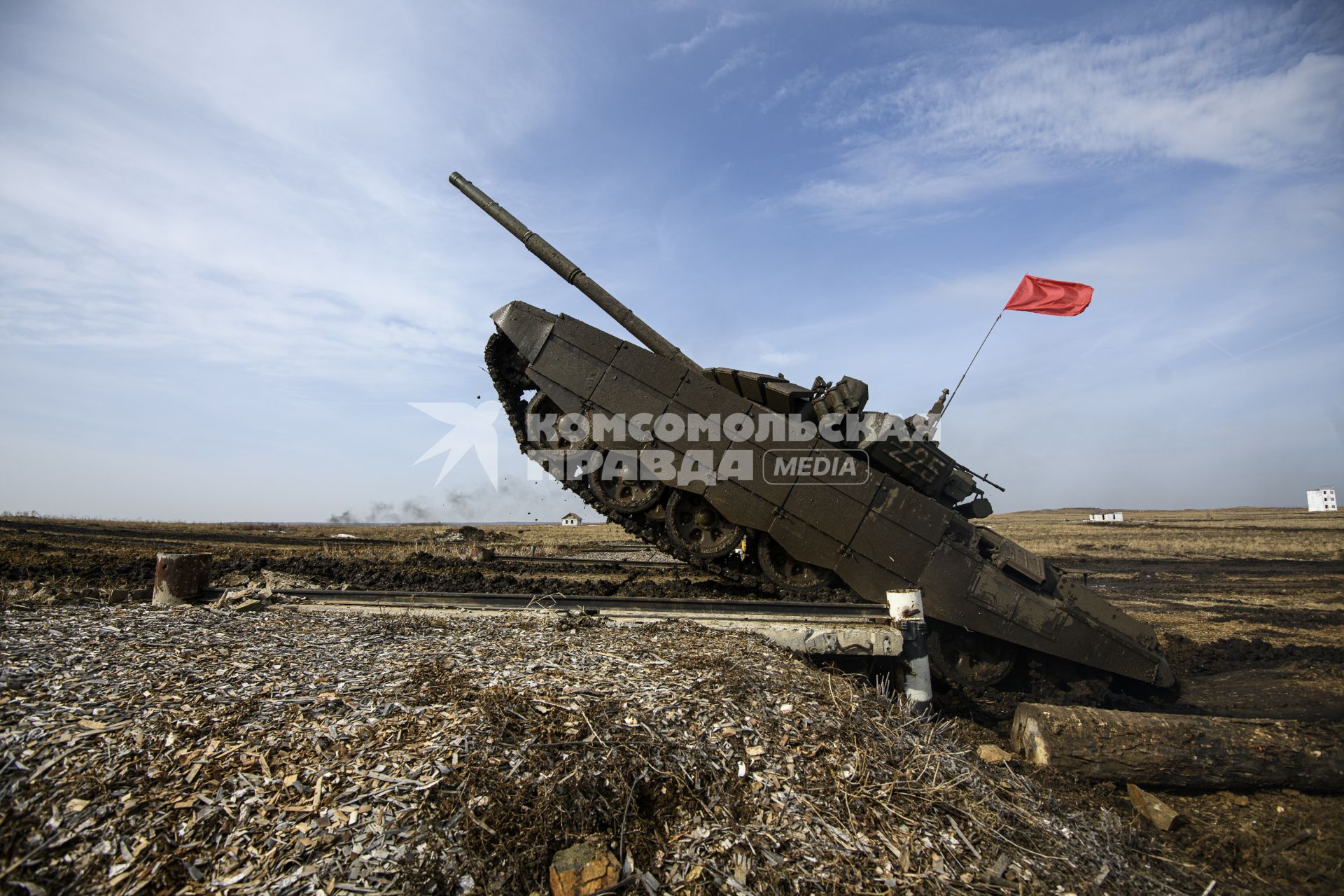 армия военные военнослужащие танковый биатлон полигон соревнования  Танк Т-72Б3 грязь препядствие подъем